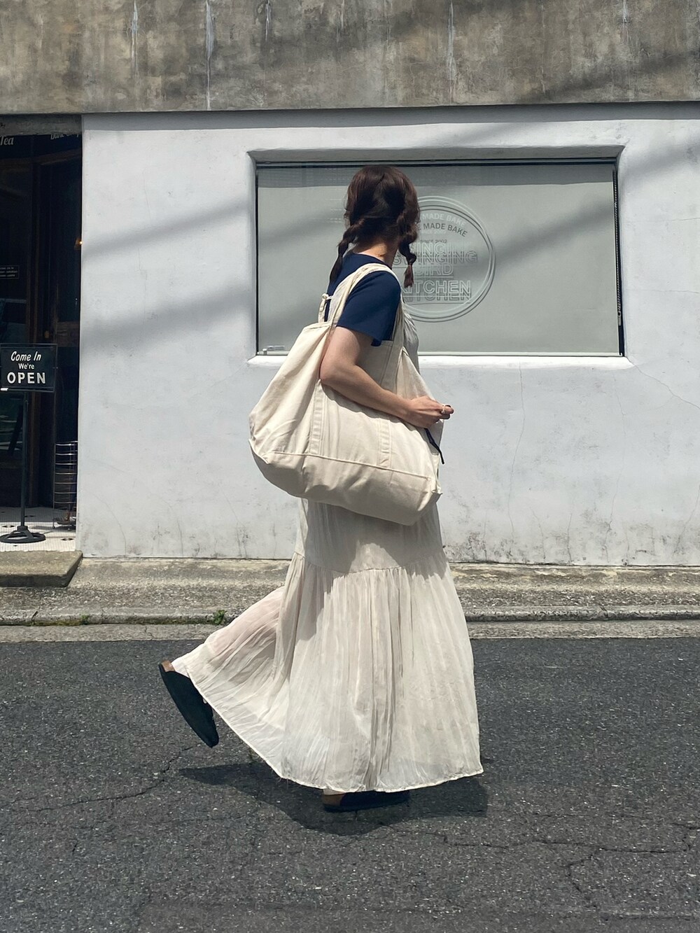 ブルー系のTシャツ/カットソー、ホワイト系のワンピース、ホワイト系のトートバッグを着用したレディースの夏コーディネートの2枚目の写真