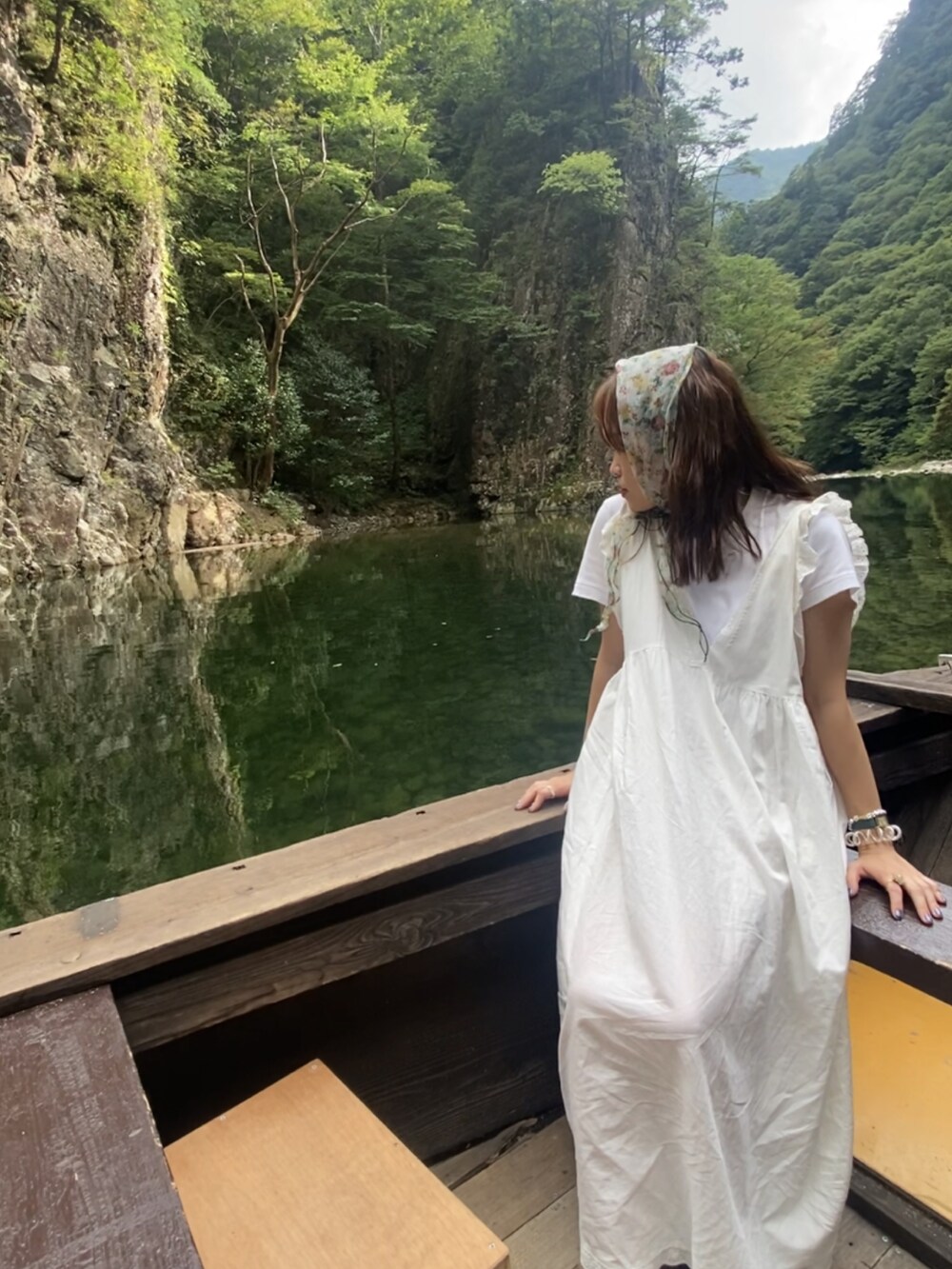 ホワイト系のワンピース、ホワイト系のTシャツ/カットソー、ブラック系のサンダルを着用したレディースの秋コーディネートの2枚目の写真