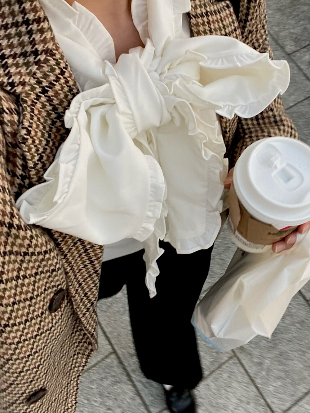 ホワイト系のシャツ/ブラウス、ベージュ系のテーラードジャケット、ブラック系のショルダーバッグを着用したレディースの秋コーディネートの3枚目の写真