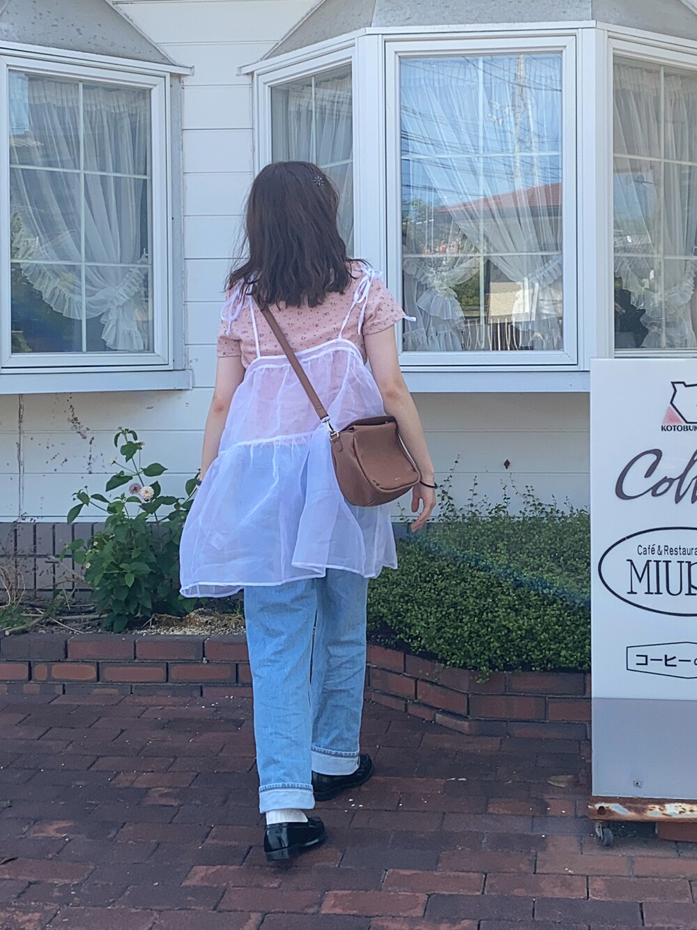 ピンク系のTシャツ/カットソー、ホワイト系のワンピース、ブルー系のデニムパンツを着用したレディースの夏コーディネートの3枚目の写真