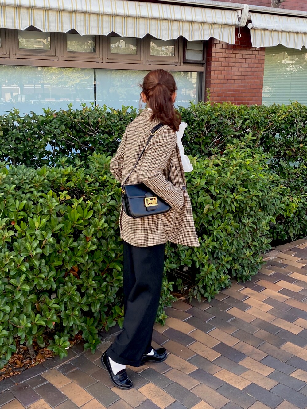 ホワイト系のシャツ/ブラウス、ベージュ系のテーラードジャケット、ブラック系のショルダーバッグを着用したレディースの秋コーディネートの2枚目の写真