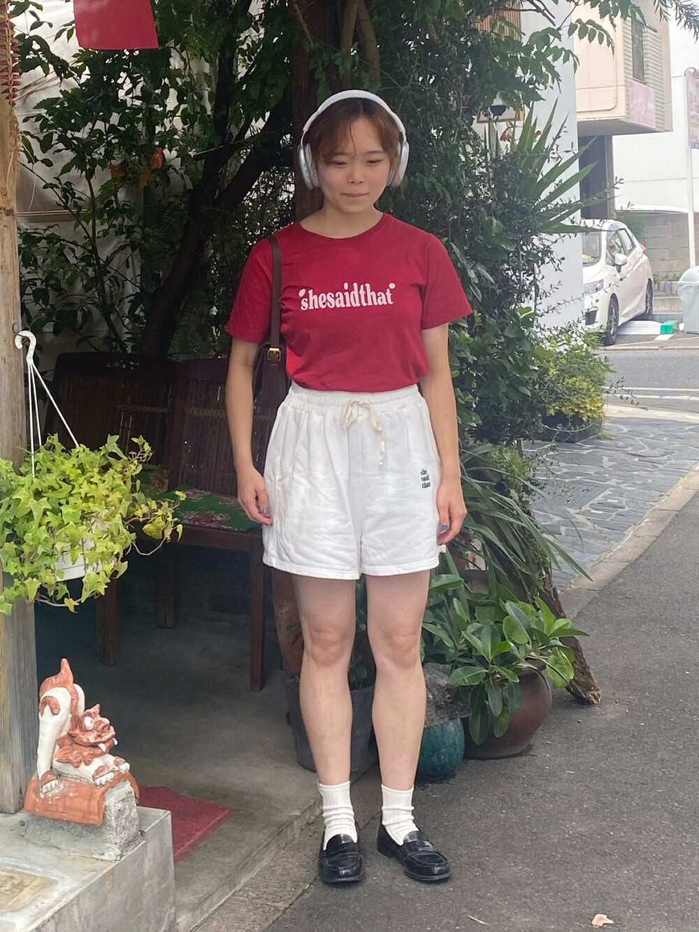 レッド系のTシャツ/カットソー、ホワイト系のその他パンツ、ブラック系のローファーを着用したレディースの秋コーディネートの2枚目の写真