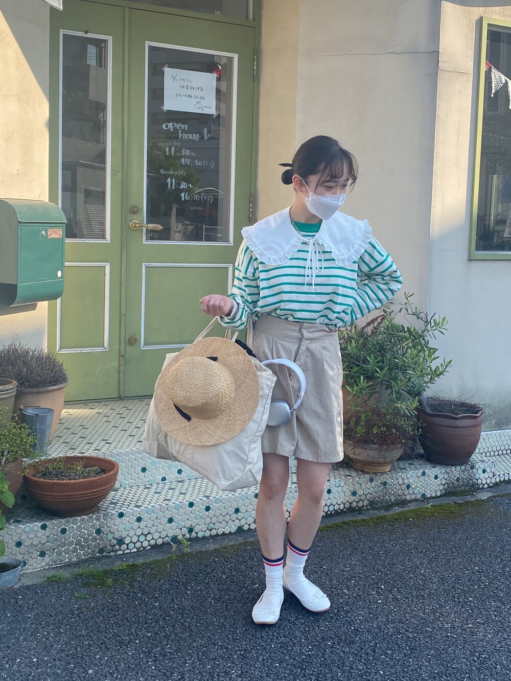 グリーン系のニット/セーター、ベージュ系のその他パンツ、ホワイト系のバレエシューズを着用したレディースの春コーディネートの2枚目の写真