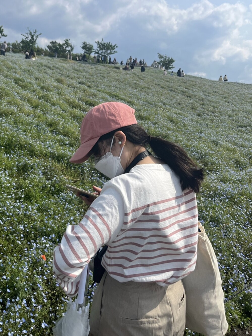 ピンク系のTシャツ/カットソー、ブラック系のバレエシューズ、ベージュ系のその他パンツを着用したレディースの秋コーディネートの3枚目の写真