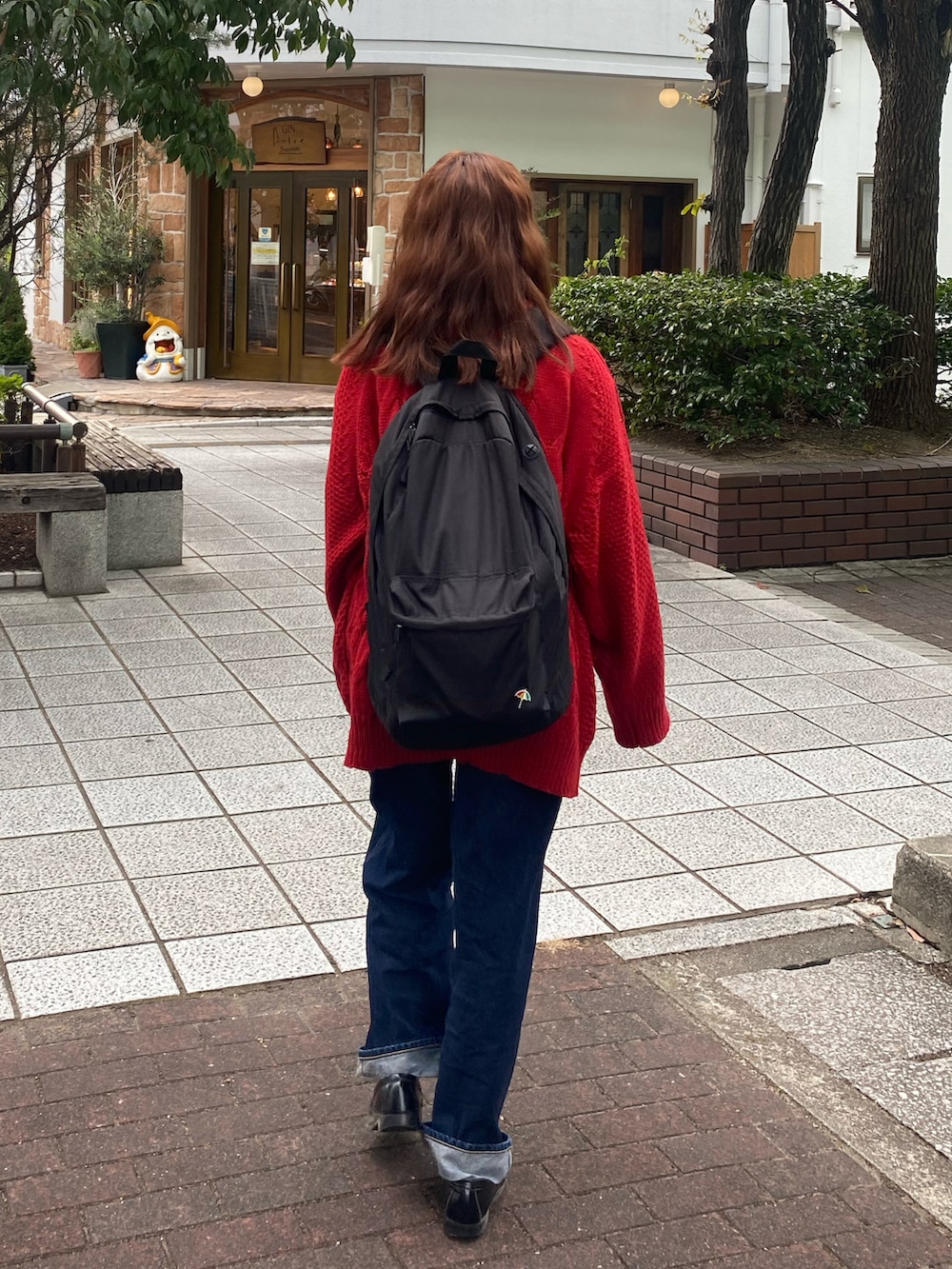 ブラック系のローファー、レッド系のカーディガン/ボレロ、グレー系のTシャツ/カットソーを着用したレディースの秋コーディネートの3枚目の写真