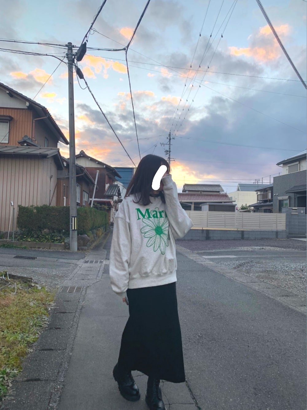 グレー系のスウェット、ブラック系のワンピース、ブラック系のブーツを着用したレディースの冬コーディネートの2枚目の写真