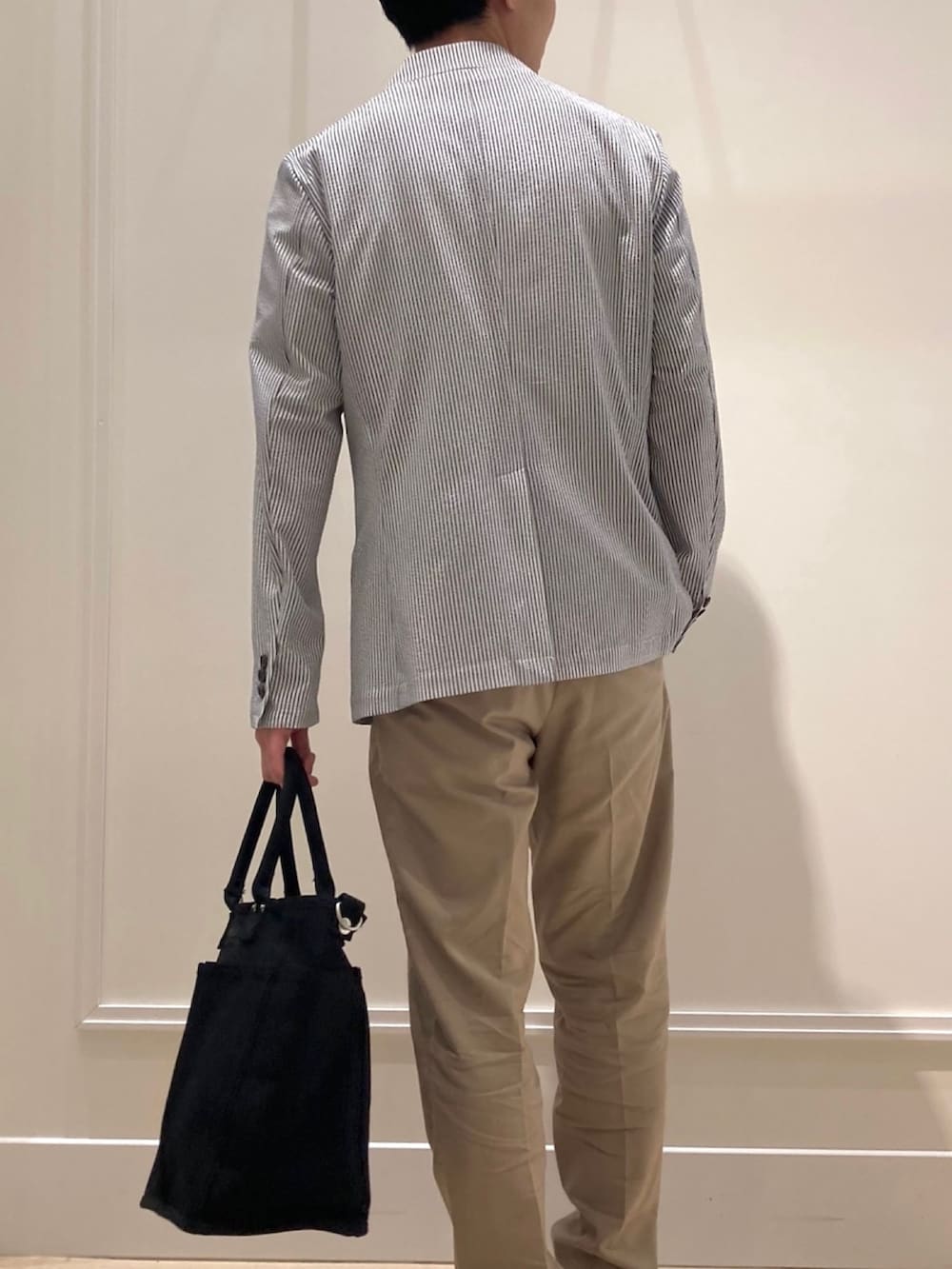 ブルー系のテーラードジャケット、ホワイト系のTシャツ/カットソー、ベージュ系のその他パンツを着用したメンズの夏コーディネートの3枚目の写真