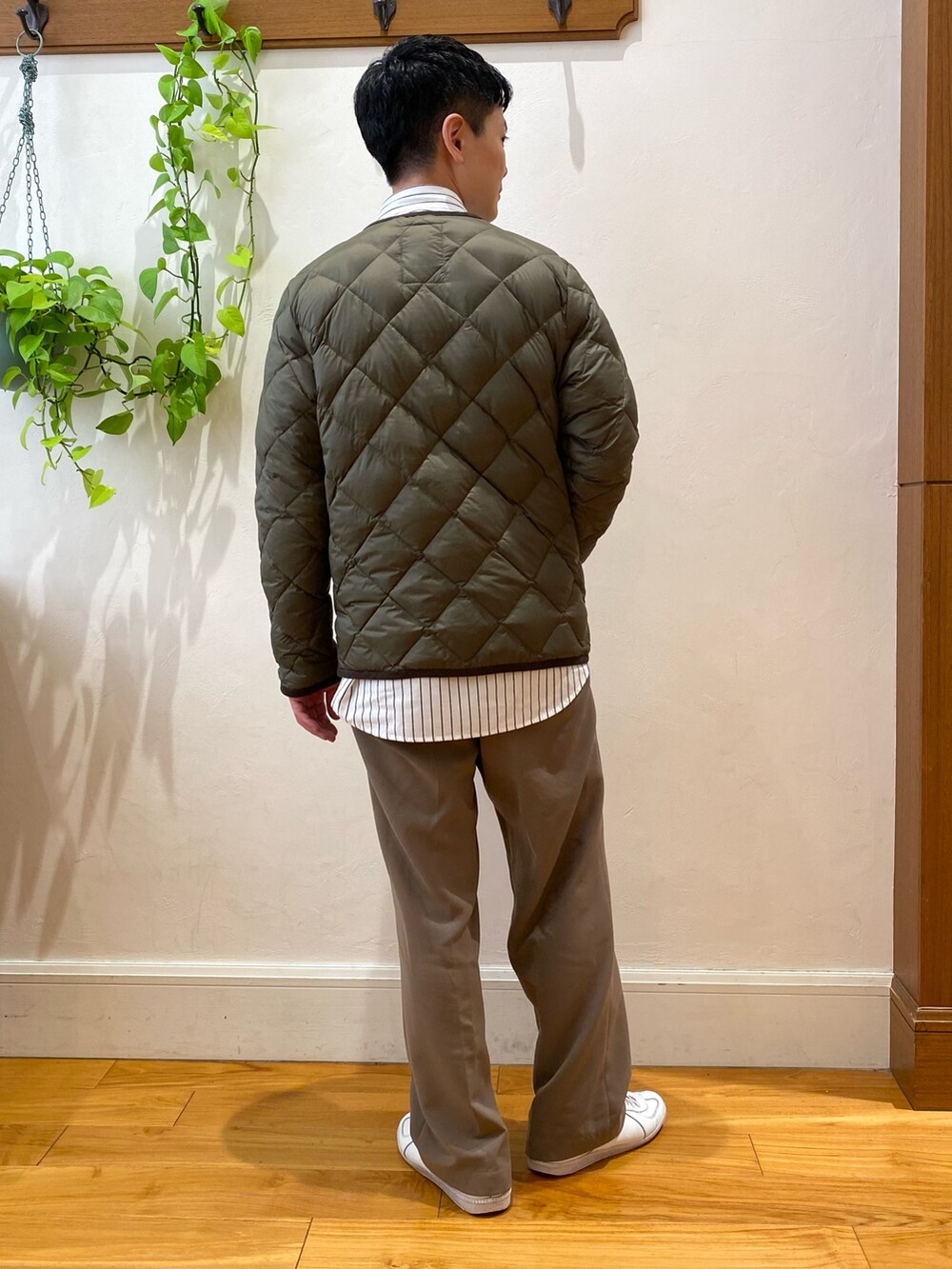 「TAION、レイヤードスタイル、スラックス、シャツスタイル、ストライプシャツ、秋服準備はじめました、メンズコーデ、秋🍁コーデ」｜「TAIONの【TAION/タイオン】別注PIPING V NECK DOWN CARDIGAN（ダウンジャケット/コート、グリーン系）」を使った、fukagawaさん（メンズ・170cm）の夏コーディネートの2枚目の写真