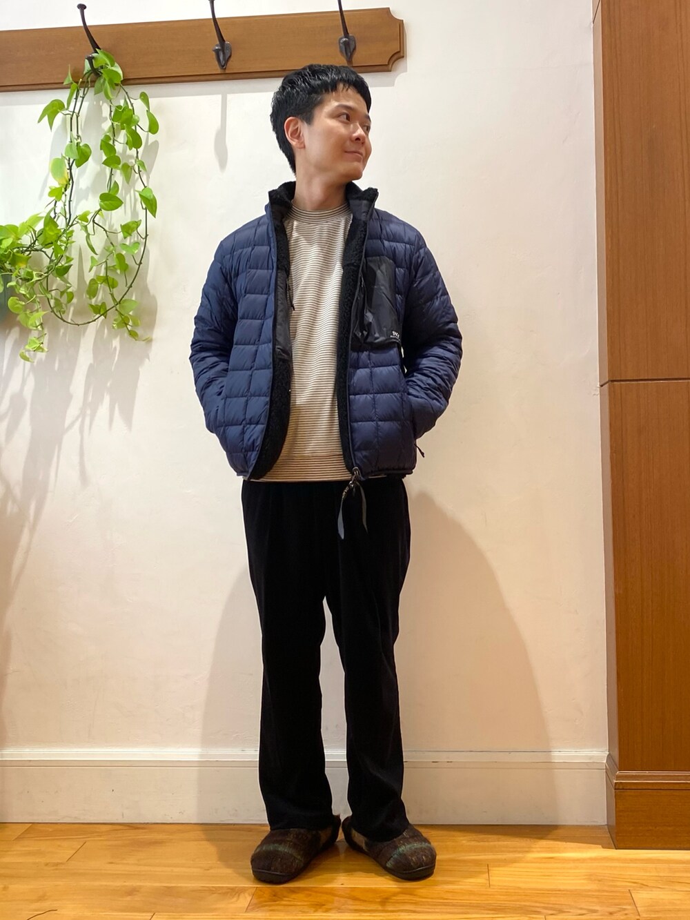「休日スタイル、ブラック、冬コーデ、モノトーンコーデ、冬アウター、ボアジャケット、メンズファッション、TAION」｜「TAIONの【TAION/タイオン】《配色別注》リバーシブル ボア×ダウンブルゾン 24AW（ブルゾン、ブラック系）」を使った、fukagawaさん（メンズ・170cm）の秋コーディネートの3枚目の写真