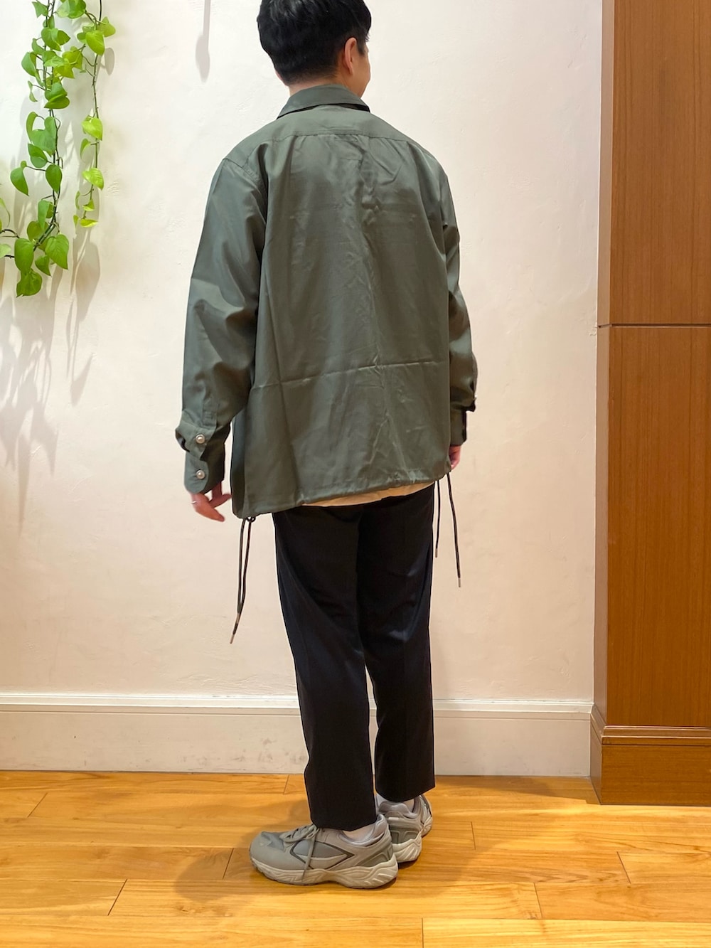 グリーン系のシャツ/ブラウス、ブルー系のその他パンツ、グレー系のTシャツ/カットソーを着用したメンズの秋コーディネートの2枚目の写真