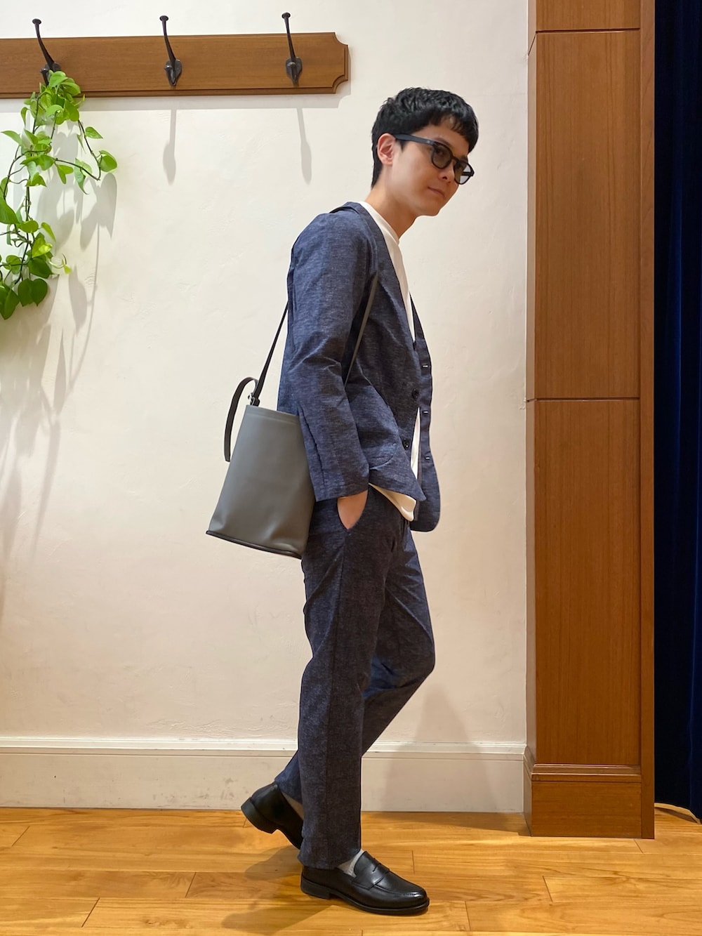「セットアップ、サングラス、白Tシャツ、きれいめカジュアル、オトナカジュアル」｜「NOLLEY'S goodmanの《セットアップ/ビジカジ対応》COOLDOTS ノーカラージャケット（ノーカラージャケット、ブルー系）」を使った、fukagawaさん（メンズ・170cm）の夏コーディネートの2枚目の写真