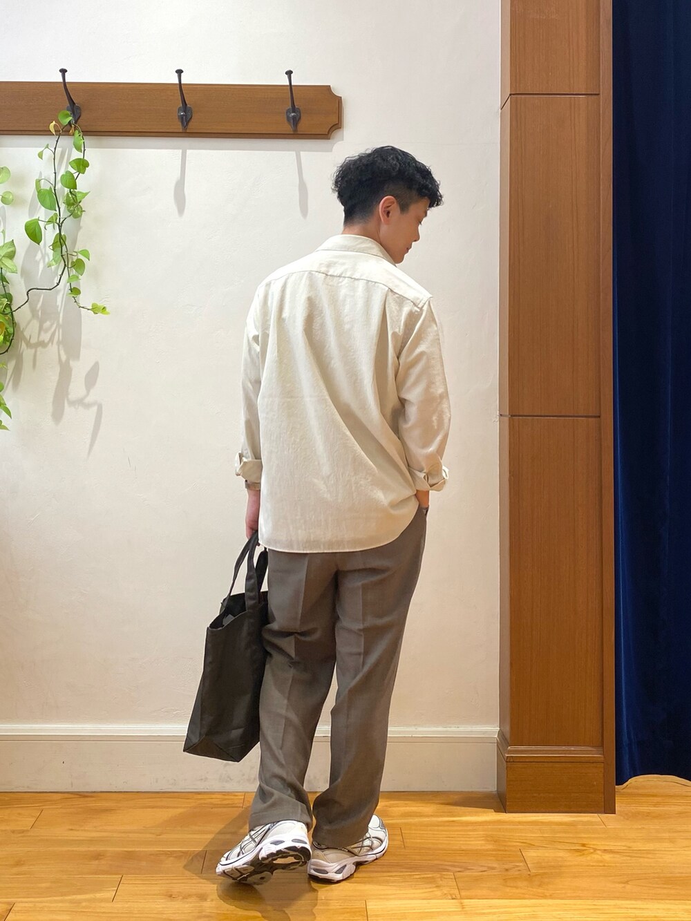 ホワイト系のシャツ/ブラウス、ホワイト系のTシャツ/カットソー、グレー系のトートバッグを着用したメンズの夏コーディネートの2枚目の写真