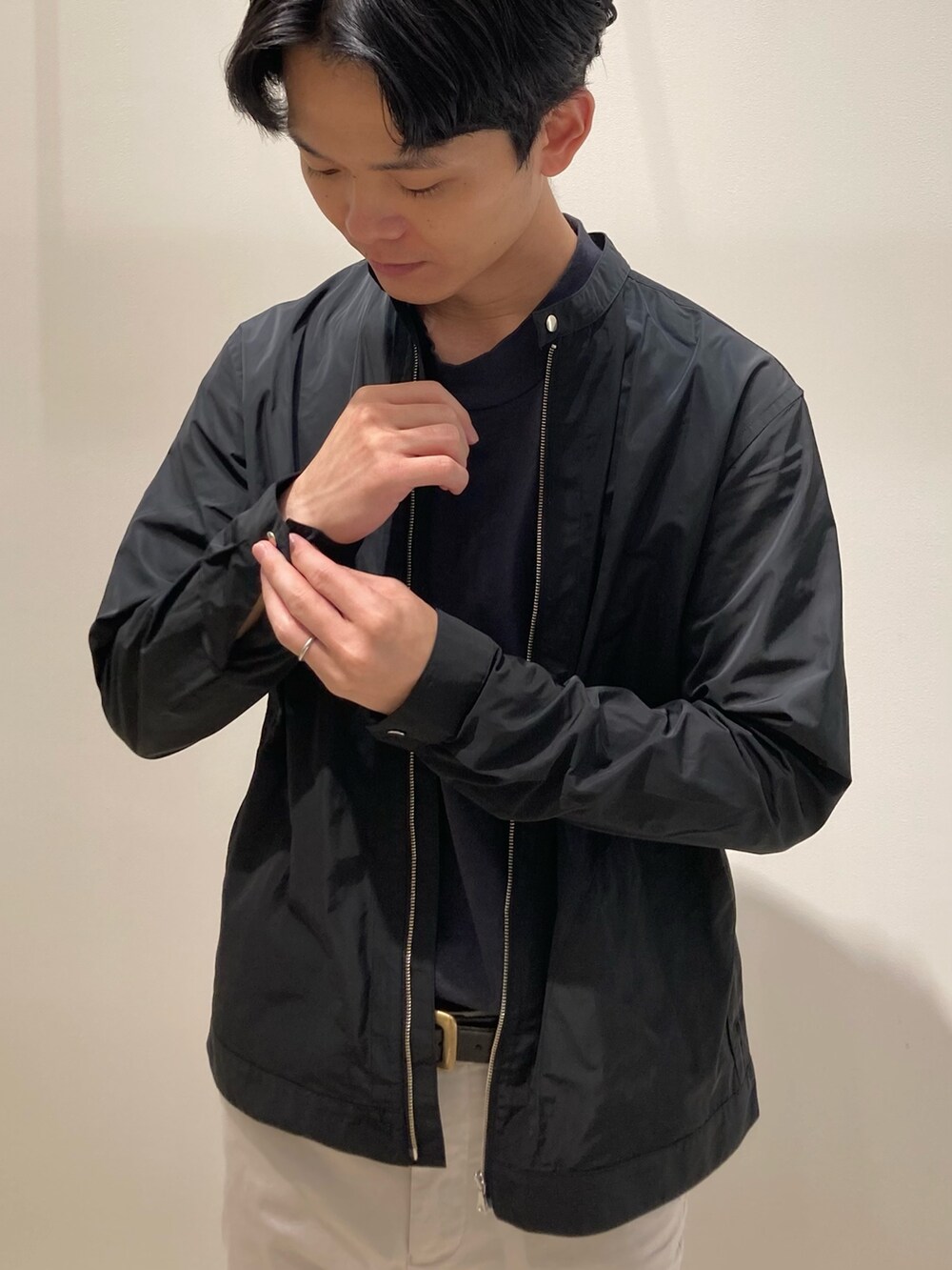 ブラック系のシャツ/ブラウス、ブラック系のバックパック/リュック、グレー系のその他パンツを着用したメンズの秋コーディネートの3枚目の写真