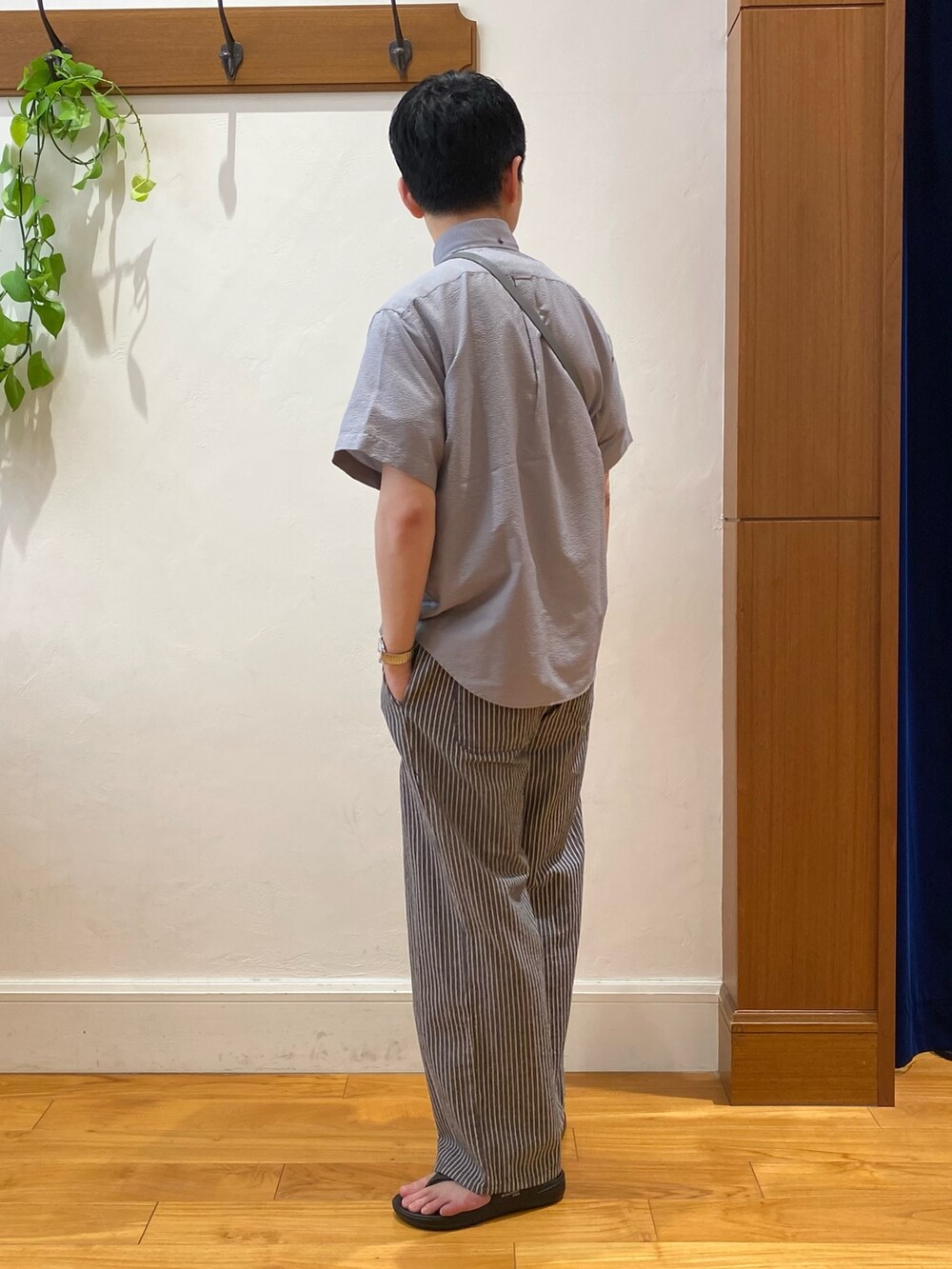 ベージュ系のシャツ/ブラウス、ブルー系のその他パンツ、グレー系のショルダーバッグを着用したメンズの夏コーディネートの2枚目の写真