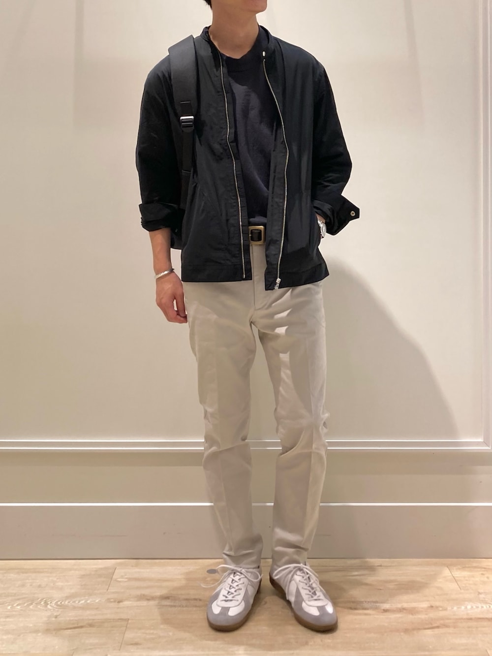 ブラック系のシャツ/ブラウス、ブラック系のバックパック/リュック、グレー系のその他パンツを着用したメンズの秋コーディネートの2枚目の写真