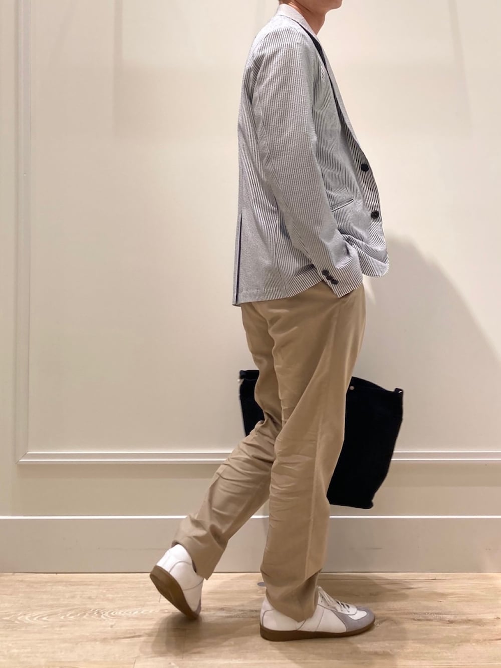 ブルー系のテーラードジャケット、ホワイト系のTシャツ/カットソー、ベージュ系のその他パンツを着用したメンズの夏コーディネートの2枚目の写真