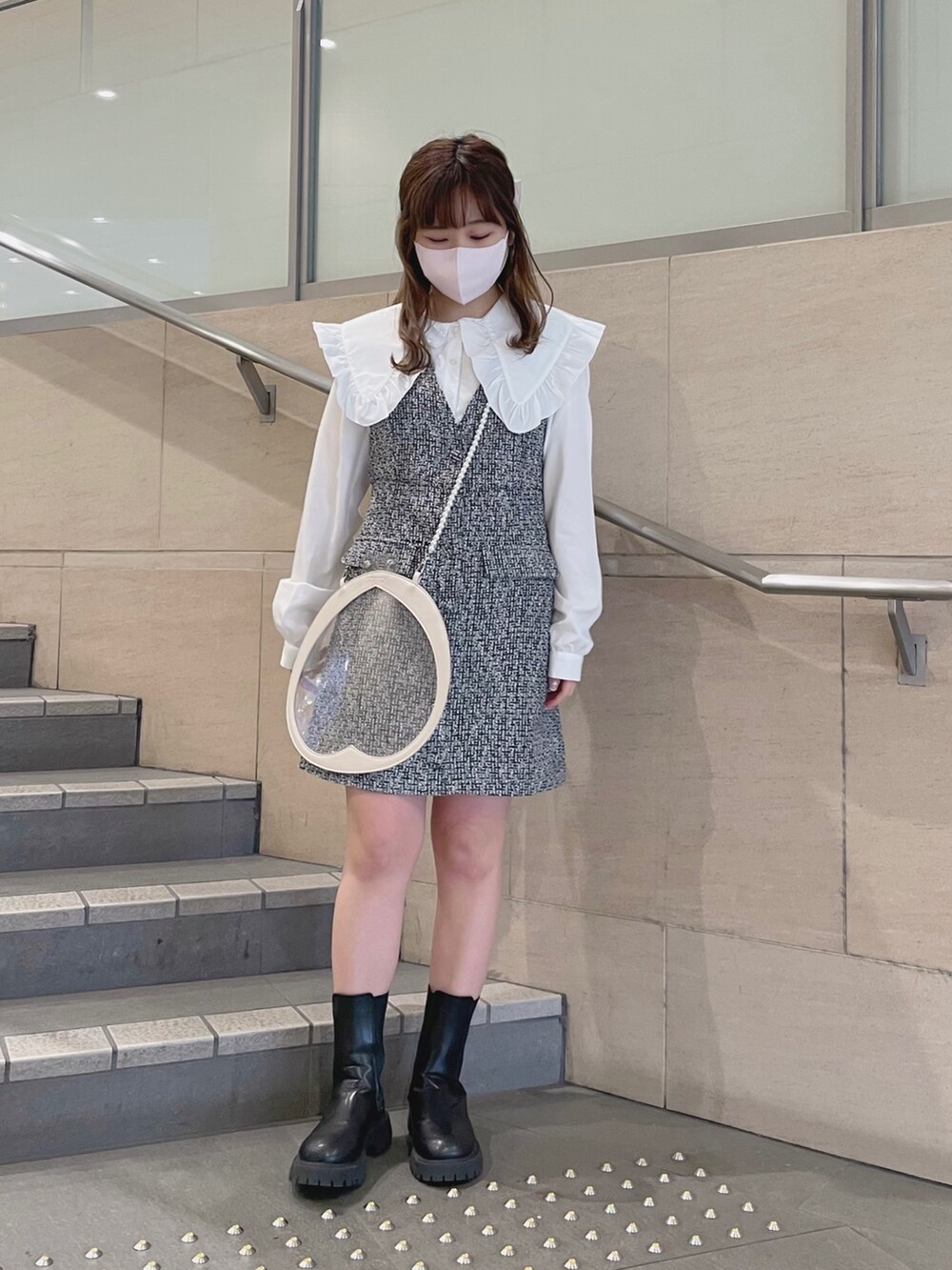 ホワイト系のシャツ/ブラウス、ブラック系のワンピース、ピンク系のその他小物を着用したレディースの冬コーディネートの2枚目の写真