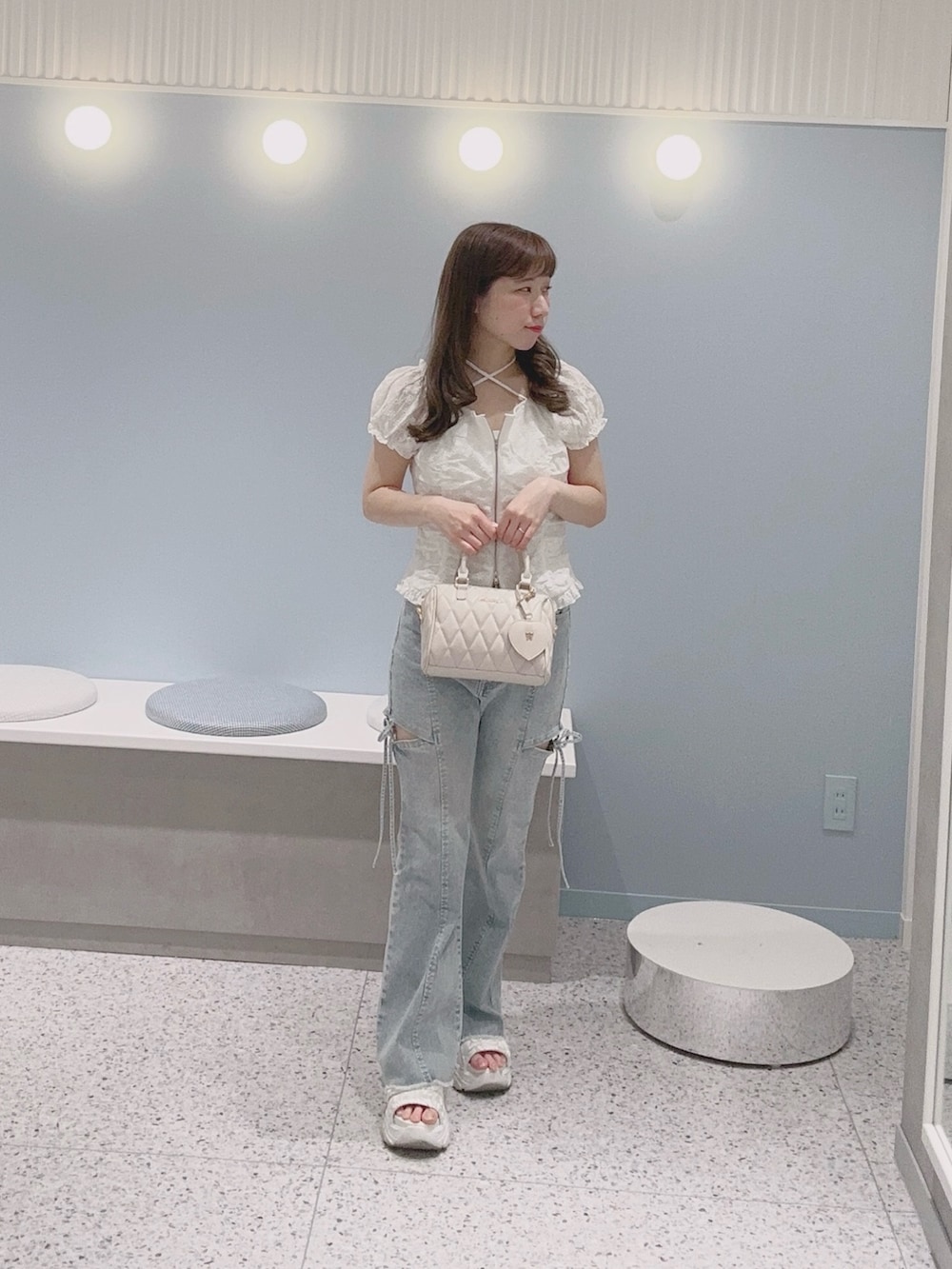 ホワイト系のシャツ/ブラウス、ブルー系のデニムパンツ、ホワイト系のサンダルを着用したレディースの夏コーディネートの2枚目の写真