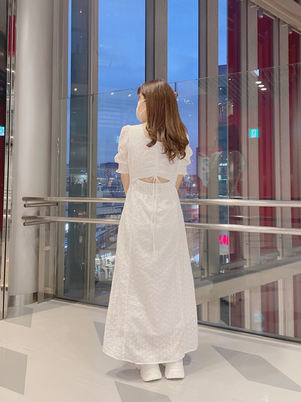 ホワイト系のワンピース/ドレスを着用したレディースの春コーディネートの4枚目の写真