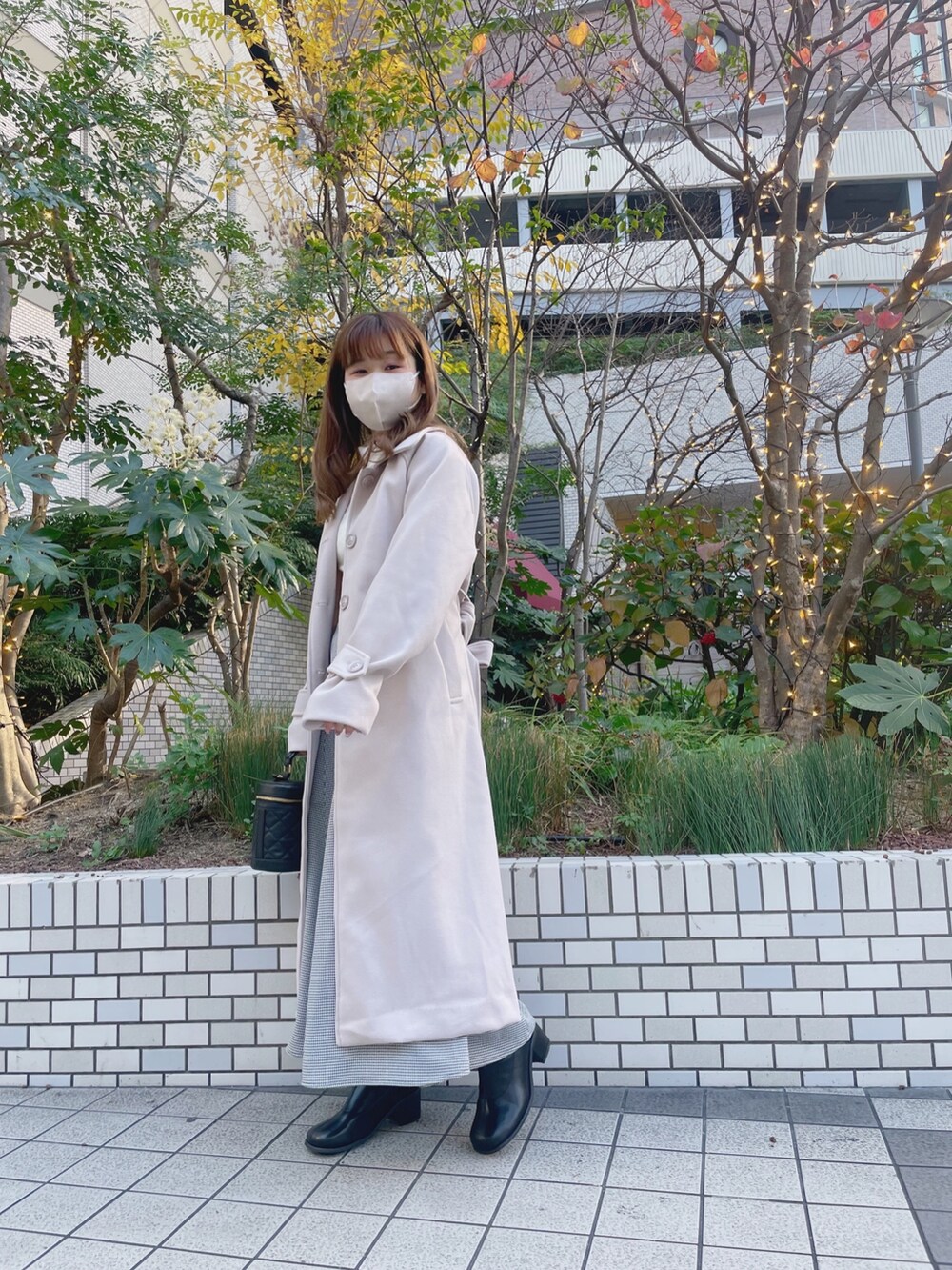 「冬コーデ、タートルネック、クリスマスに着たい服、ロングブーツ、アウターコーデ、クリスマスコーデ、冬のコーデ」｜「OLIVE des OLIVEのアイテム（ステンカラーコート、ホワイト系）」を使った、chinamiさん（レディース・152cm）の冬コーディネートの2枚目の写真