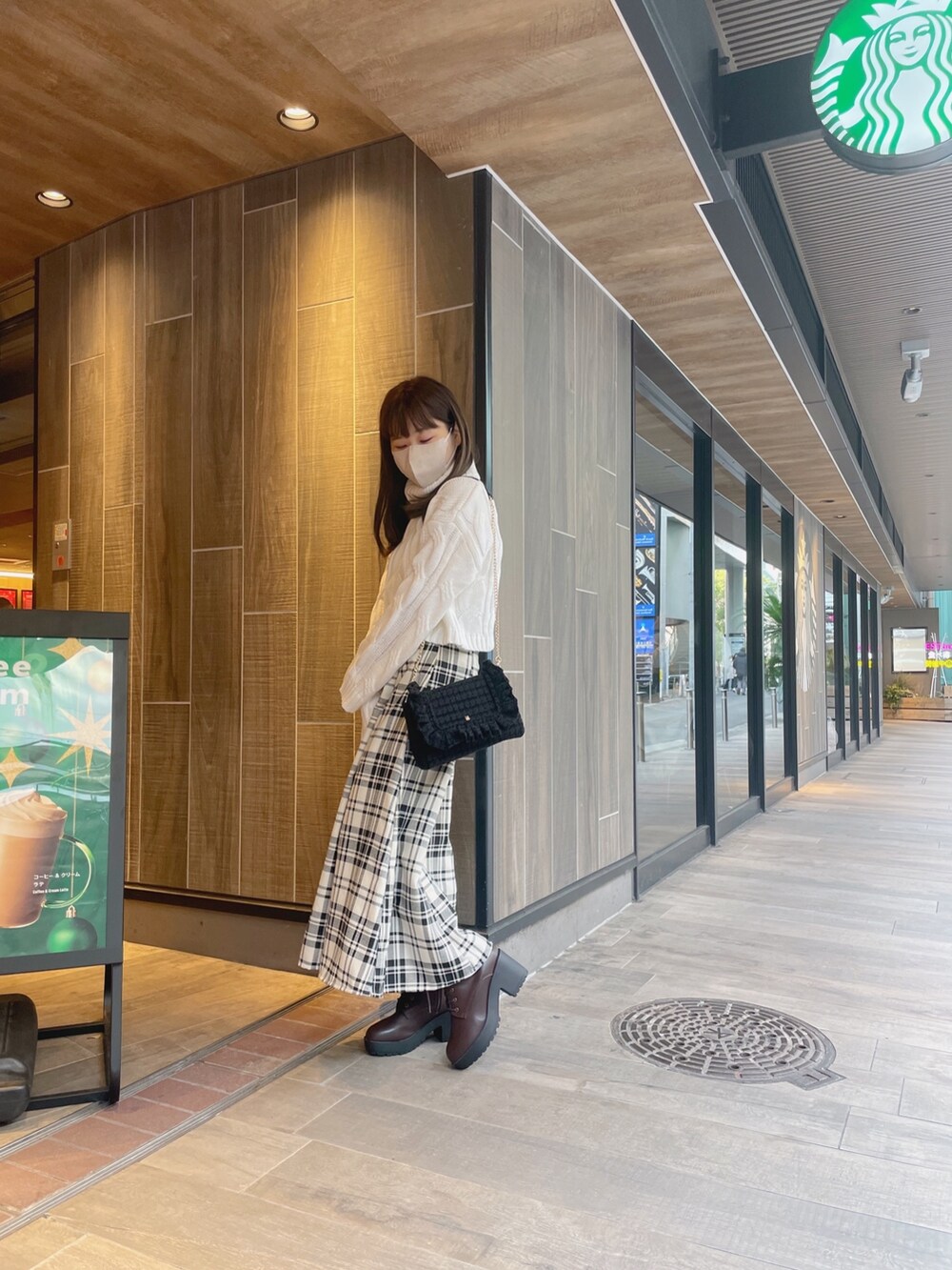 ホワイト系のニット/セーター、その他のスカート、ブラウン系のブーツを着用したレディースの冬コーディネートの4枚目の写真