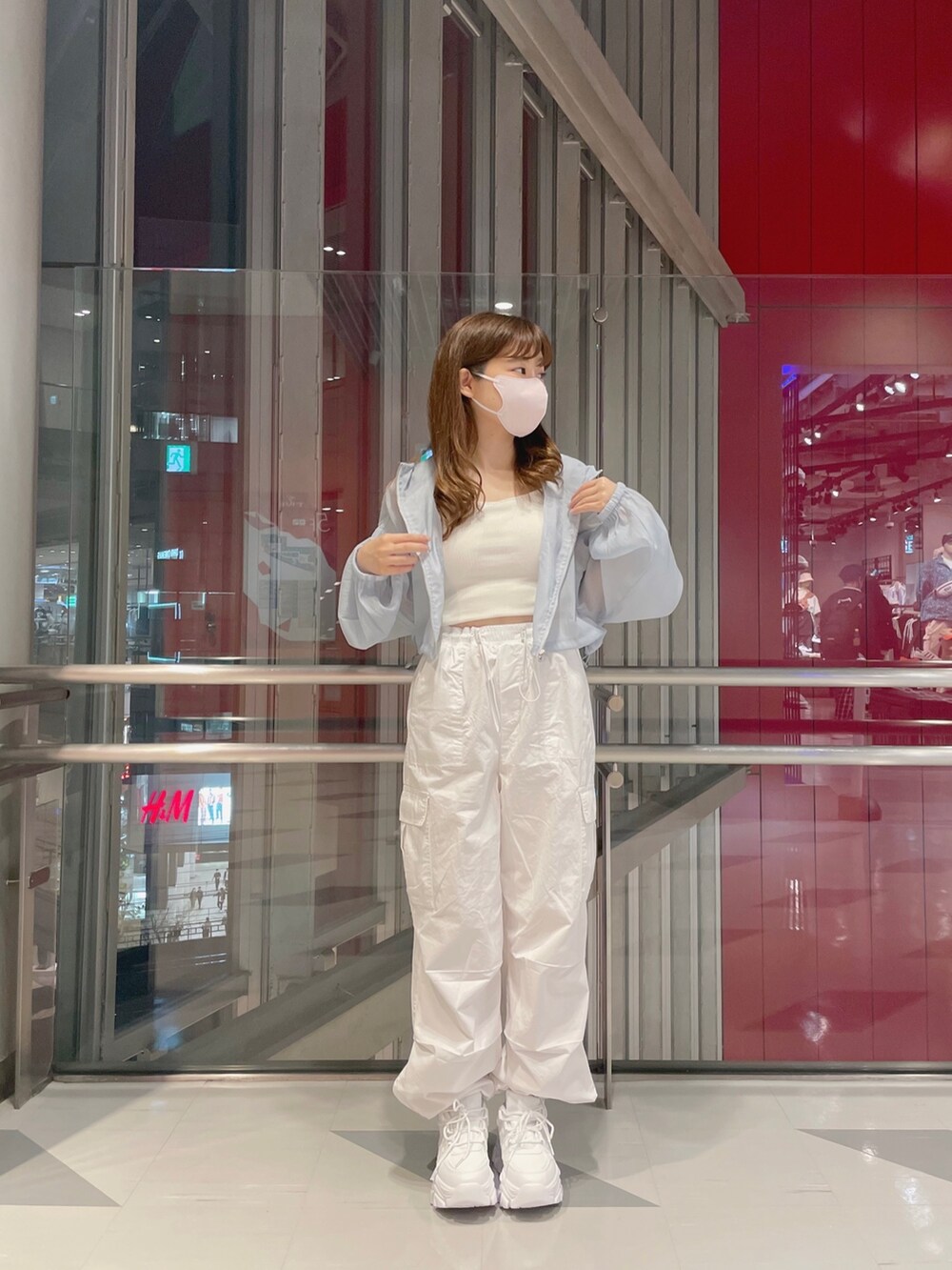 ブルー系のジャケット/アウター、ホワイト系のカーゴパンツ、ホワイト系のキャミソールを着用したレディースの春コーディネートの3枚目の写真