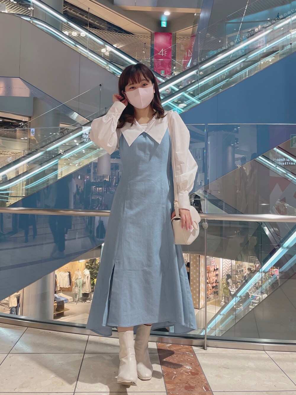 その他のワンピース、ホワイト系のショルダーバッグを着用したレディースの冬コーディネートの4枚目の写真