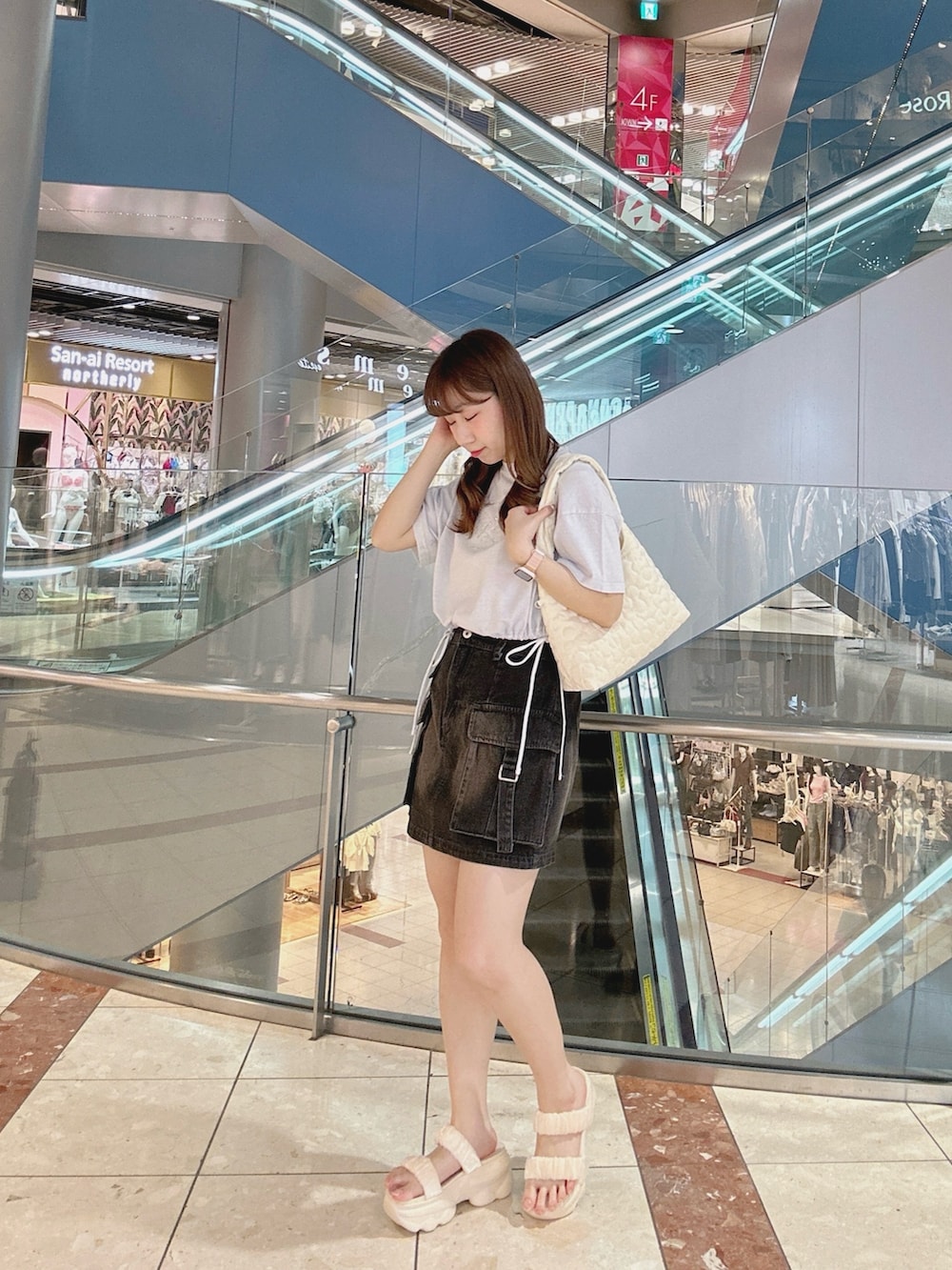 ブルー系のTシャツ/カットソー、ブルー系のスカート、ホワイト系のサンダルを着用したレディースの夏コーディネートの3枚目の写真