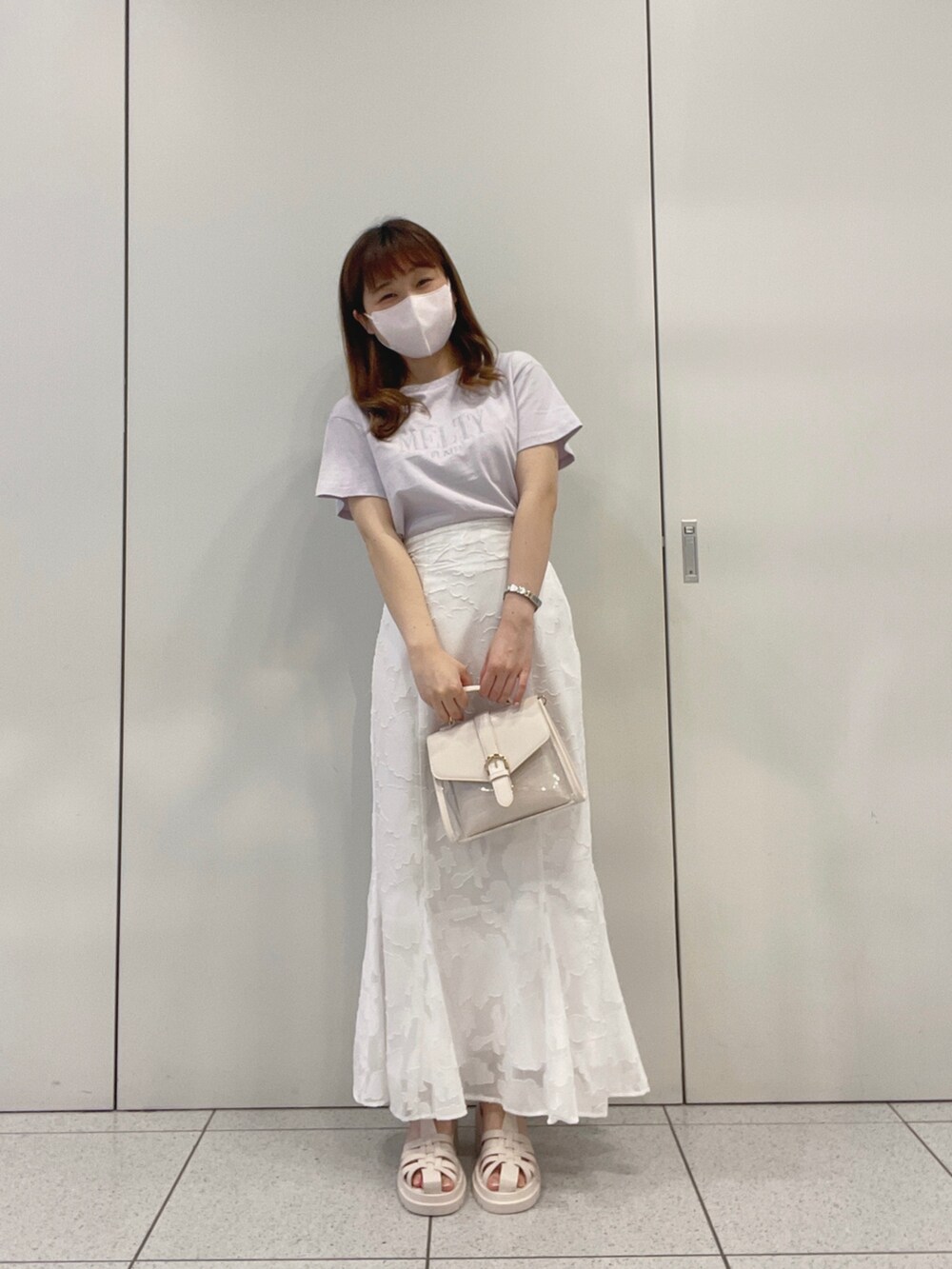 パープル系のTシャツ/カットソー、ホワイト系のショルダーバッグ、ホワイト系のスカートを着用したレディースの春コーディネートの3枚目の写真