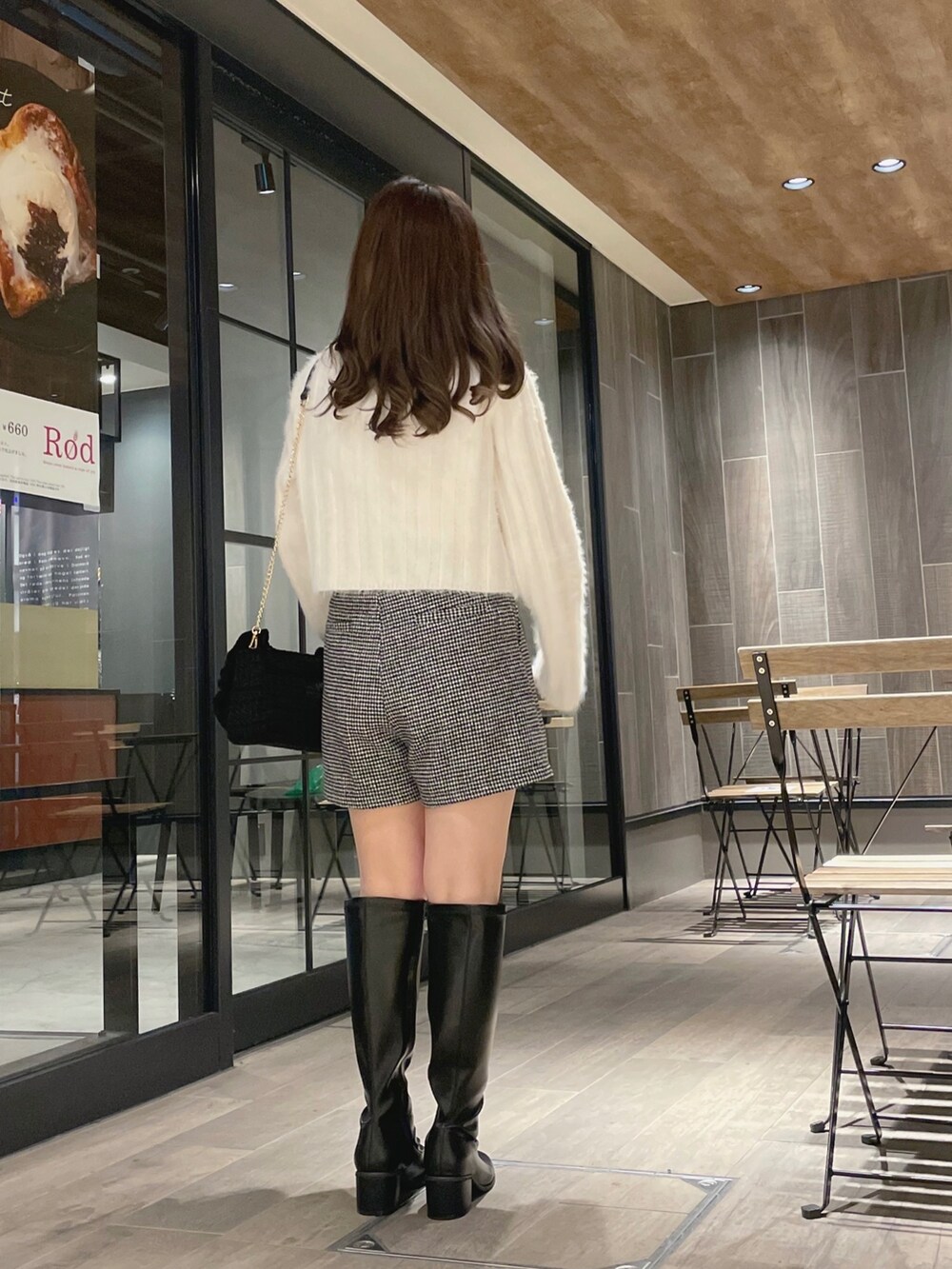 ホワイト系のカーディガン/ボレロ、その他のその他パンツ、ブラック系のその他シューズを着用したレディースの冬コーディネートの4枚目の写真