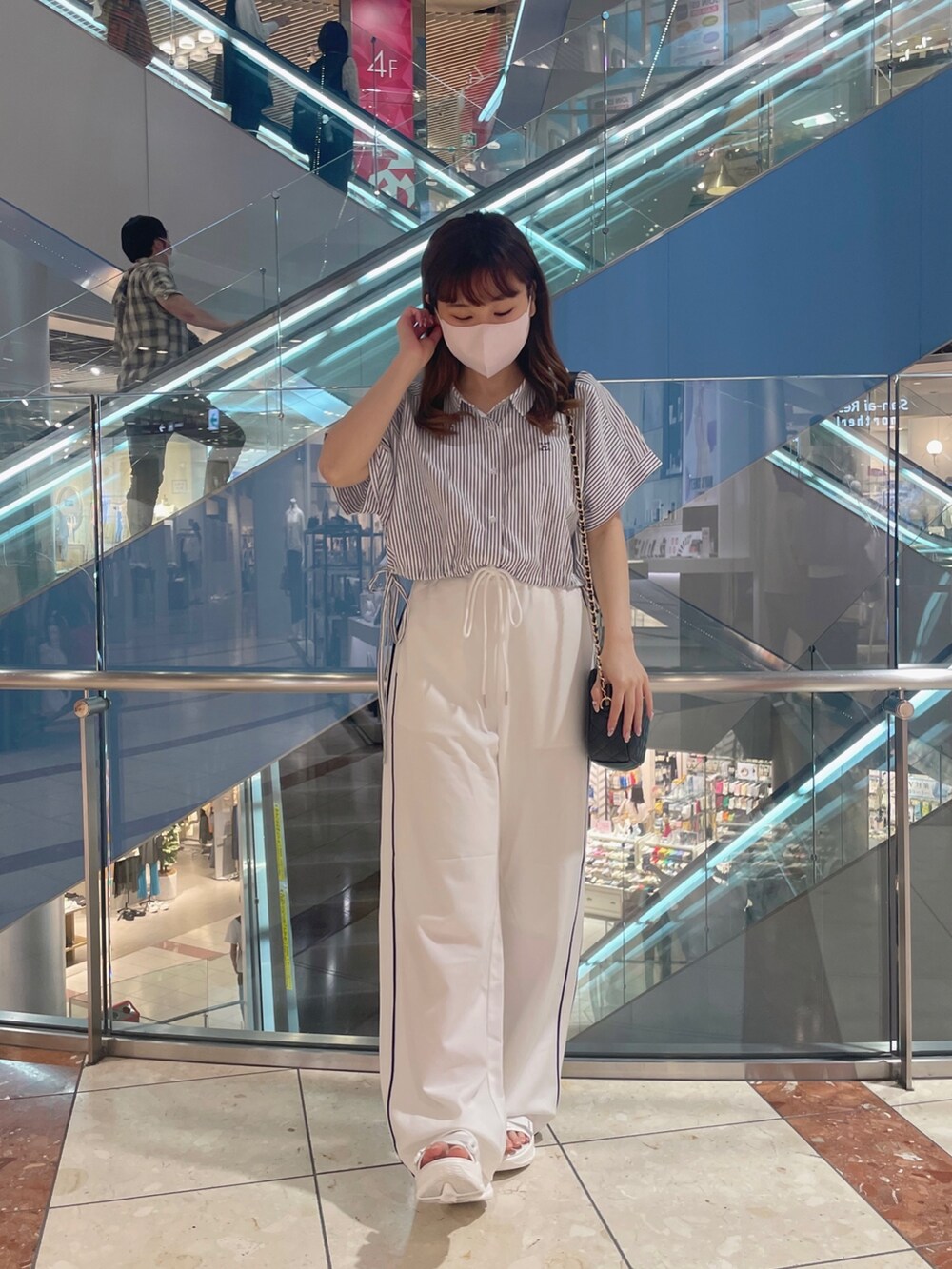 ブラック系のシャツ/ブラウス、ホワイト系のサンダル、ホワイト系のその他パンツを着用したレディースの夏コーディネートの2枚目の写真