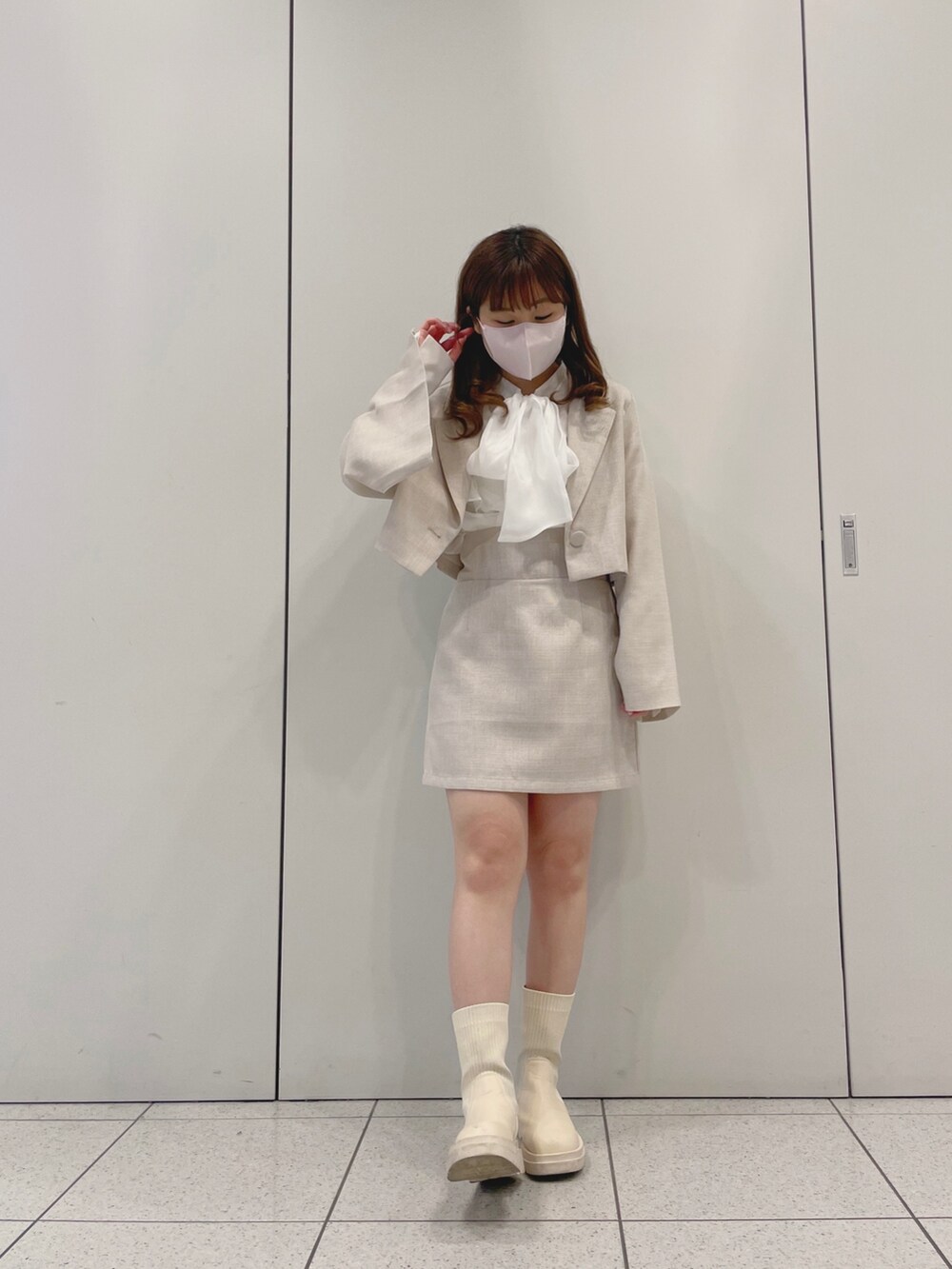 ベージュ系のスカート、ホワイト系のシャツ/ブラウスを着用したレディースの春コーディネートの2枚目の写真