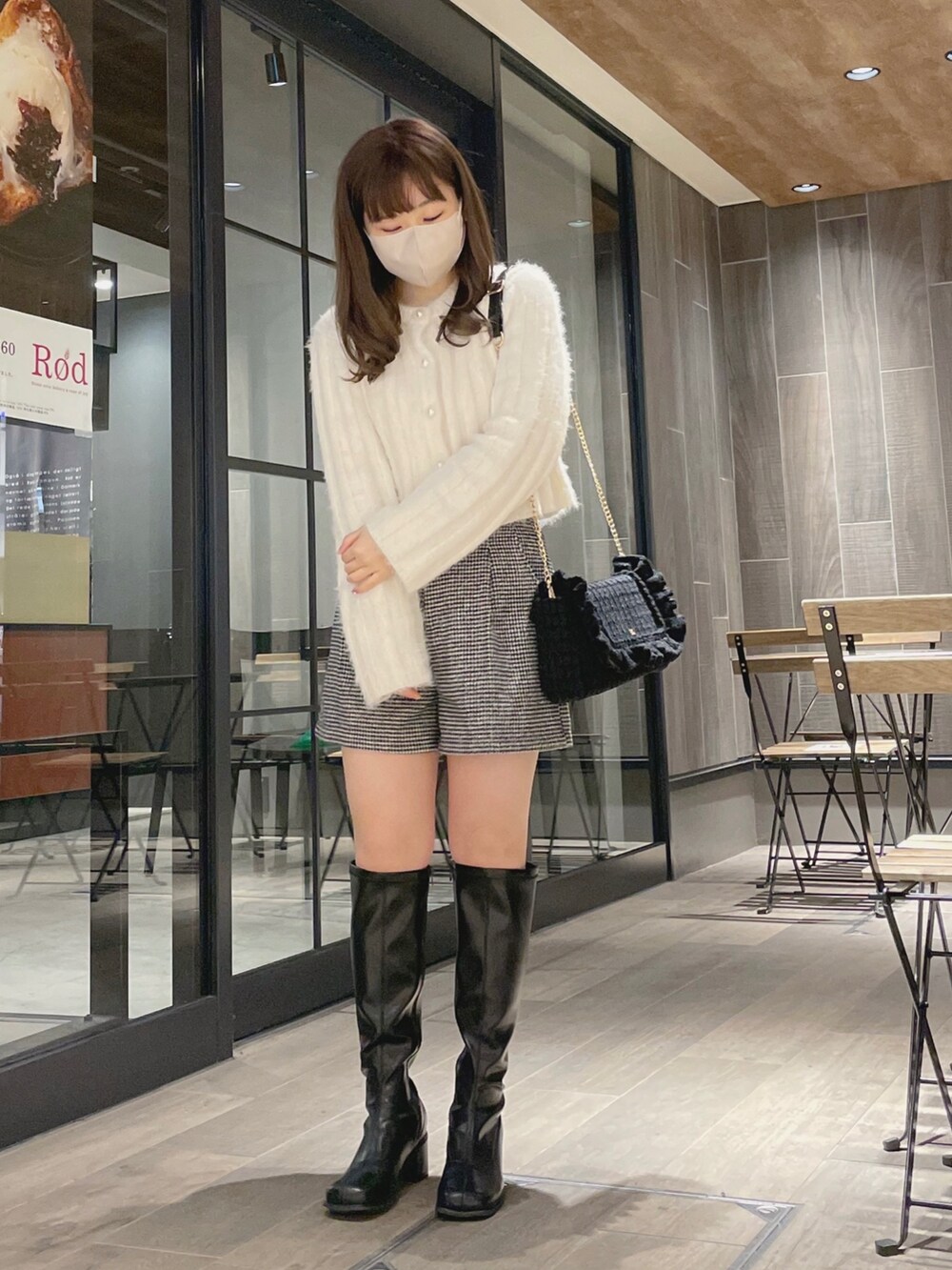 ホワイト系のカーディガン/ボレロ、その他のその他パンツ、ブラック系のその他シューズを着用したレディースの冬コーディネートの2枚目の写真