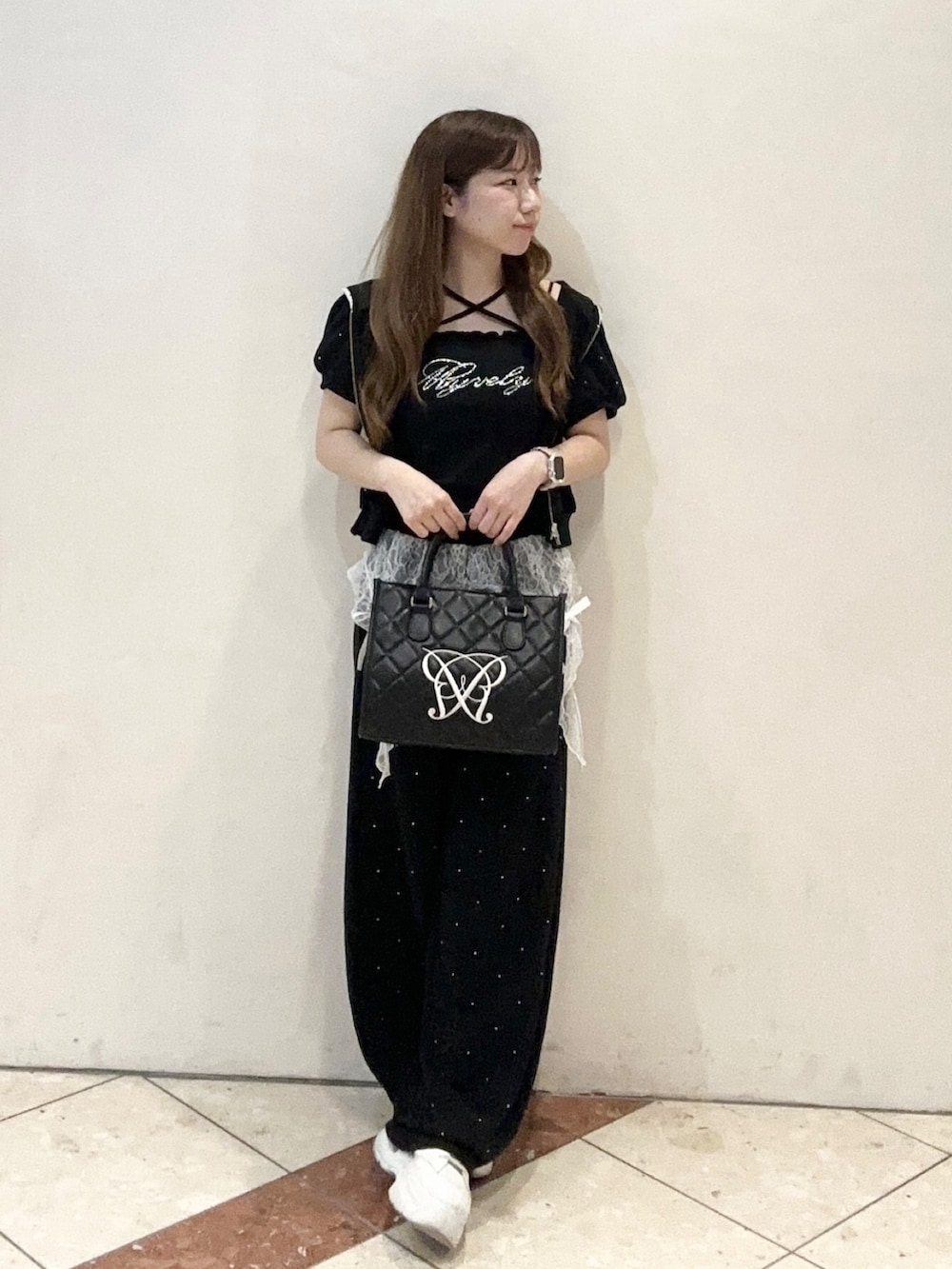 ブラック系のパーカー、ブラック系のキャミソール、ブラック系のその他パンツを着用したレディースの夏コーディネートの2枚目の写真