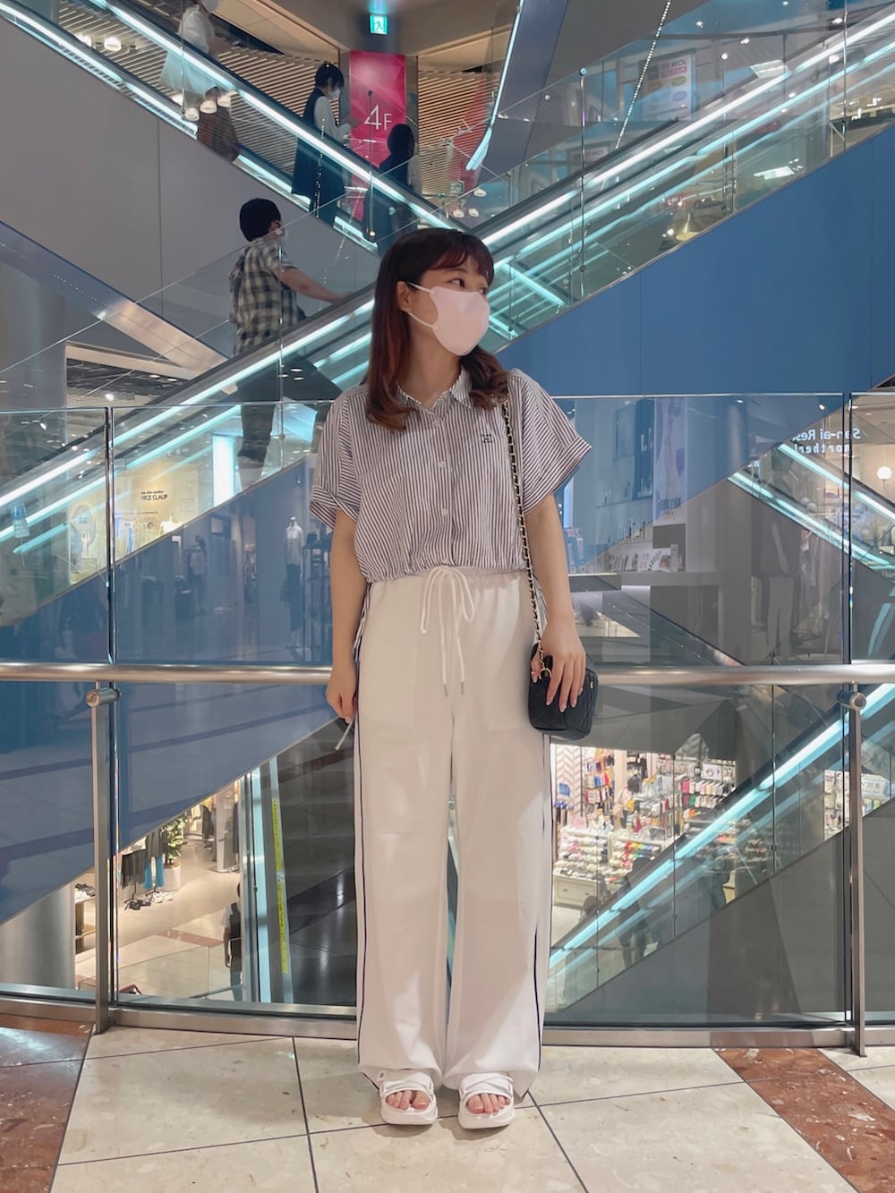 ブラック系のシャツ/ブラウス、ホワイト系のサンダル、ホワイト系のその他パンツを着用したレディースの夏コーディネートの3枚目の写真