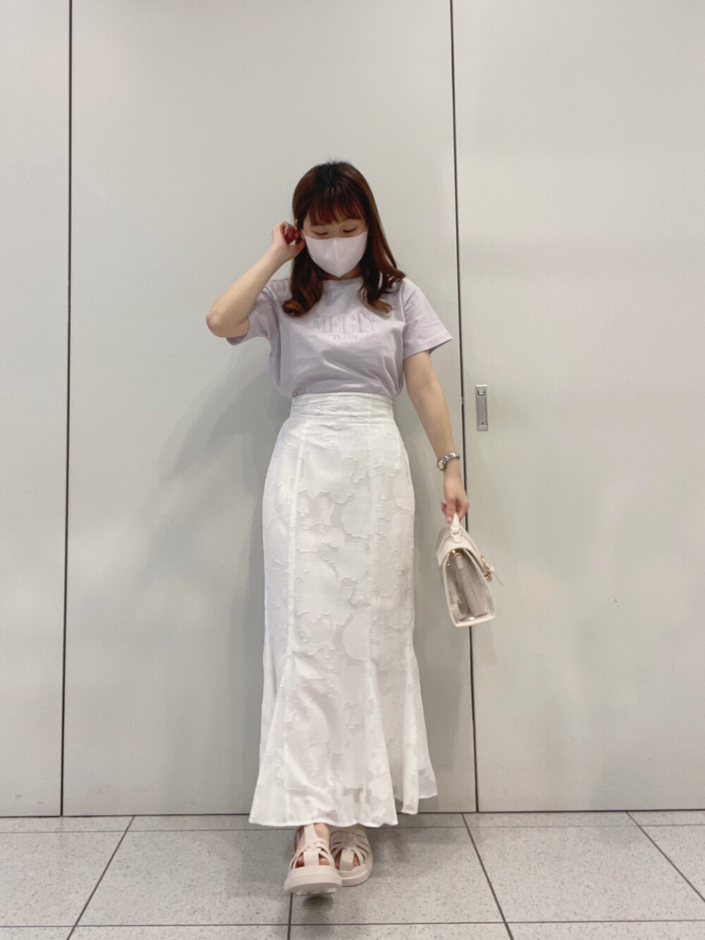 パープル系のTシャツ/カットソー、ホワイト系のショルダーバッグ、ホワイト系のスカートを着用したレディースの春コーディネートの2枚目の写真
