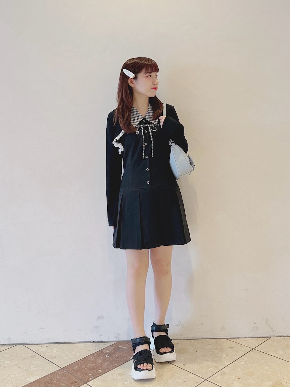 「初夏コーデ、大人かわいい、大人女子、夏ファッション、ワンピース、ミニワンピース、低身長、低身長コーデ、サンダル、厚底サンダル、春夏コーデ、夏、夏コーデ、ボレロ、バッグ」｜「OLIVE des OLIVEのノースリーブシャツミニワンピース（ワンピース、ブラック系）」を使った、chinamiさん（骨格ウェーブ・レディース・152cm）の春コーディネートの2枚目の写真