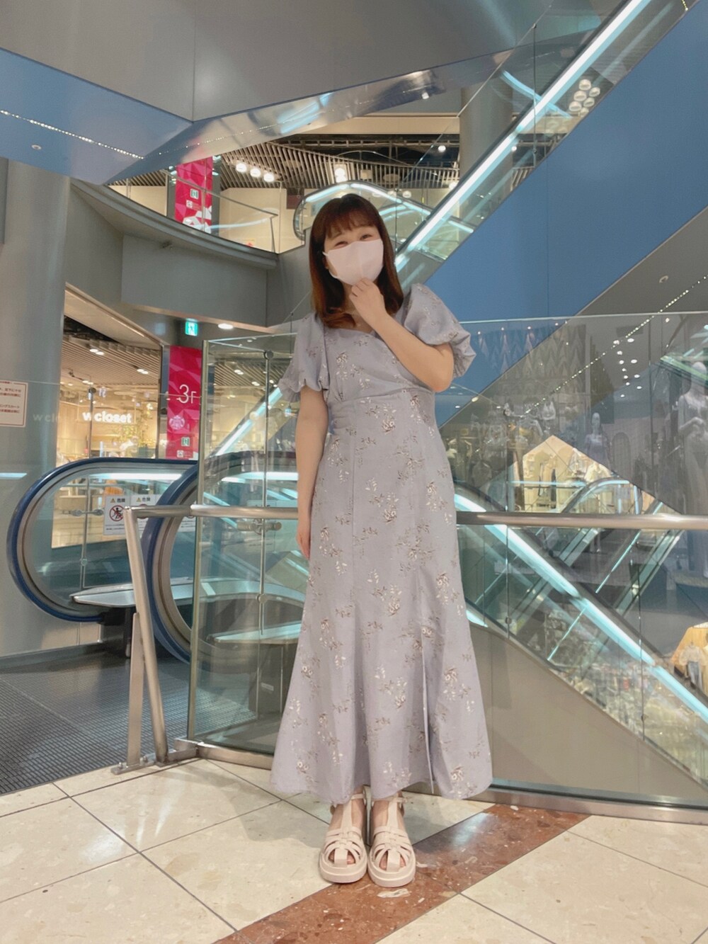 ブルー系のワンピース/ドレス、ホワイト系のシューズを着用したレディースの春コーディネートの2枚目の写真