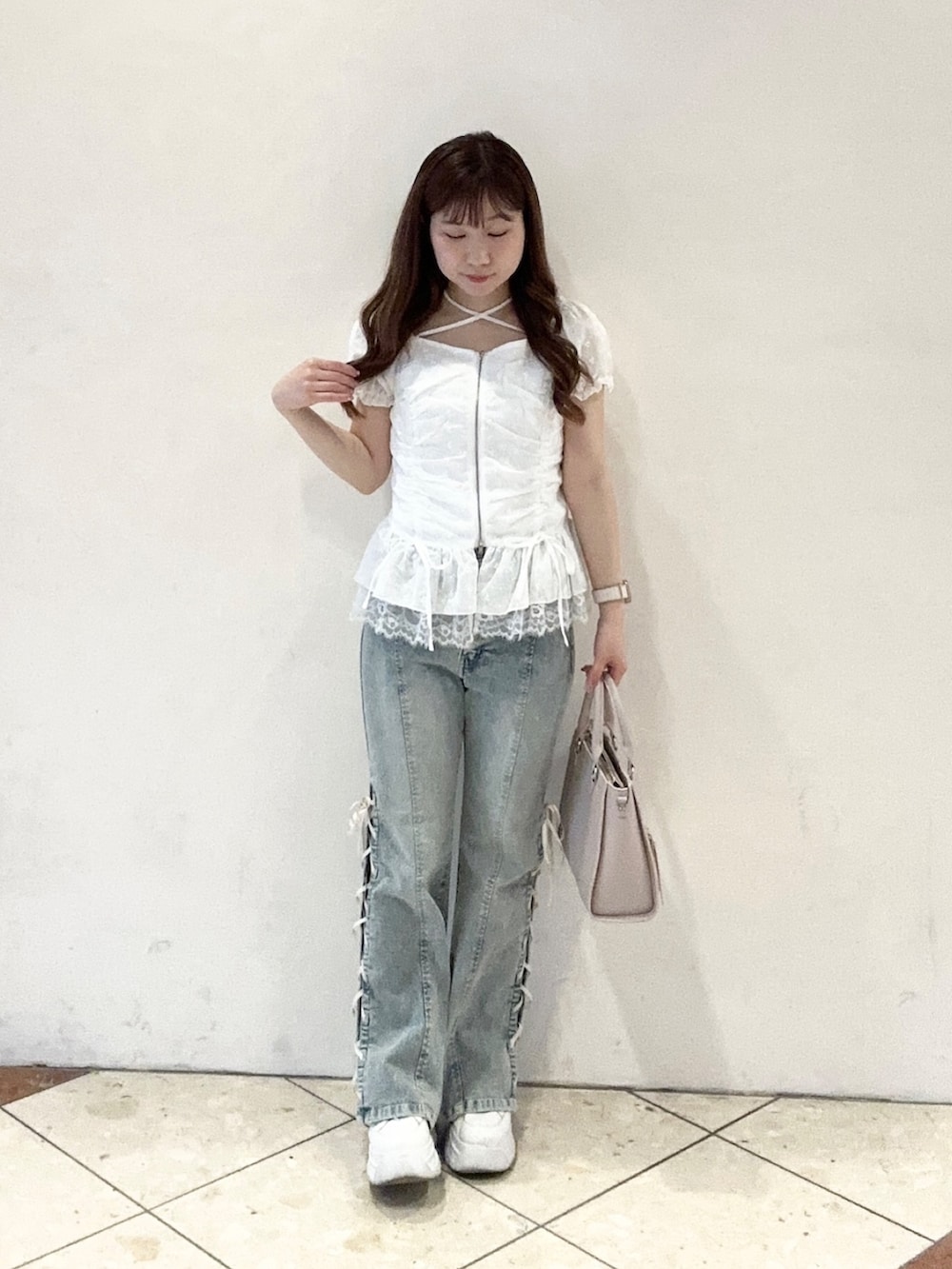 ホワイト系のシャツ/ブラウス、ブルー系のデニムパンツ、ピンク系のトートバッグを着用したレディースの春コーディネートの2枚目の写真