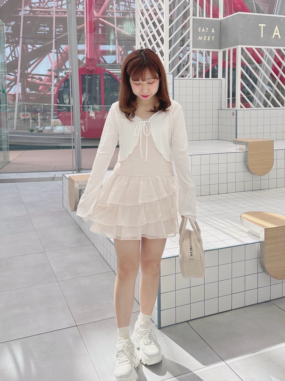 「春コーデ、春服、休日スタイル、お出かけコーデ、春カラー、ワンピースコーデ、春服コーデ、低身長、低身長コーデ、キャミワンピ、ミニワンピ、スニーカー、スニーカーコーデ、バッグ、デートコーデ」｜「OLIVE des OLIVEのエンボスロゴボストン（ショルダーバッグ、ホワイト系）」を使った、chinamiさん（骨格ウェーブ・レディース・152cm）の春コーディネートの2枚目の写真