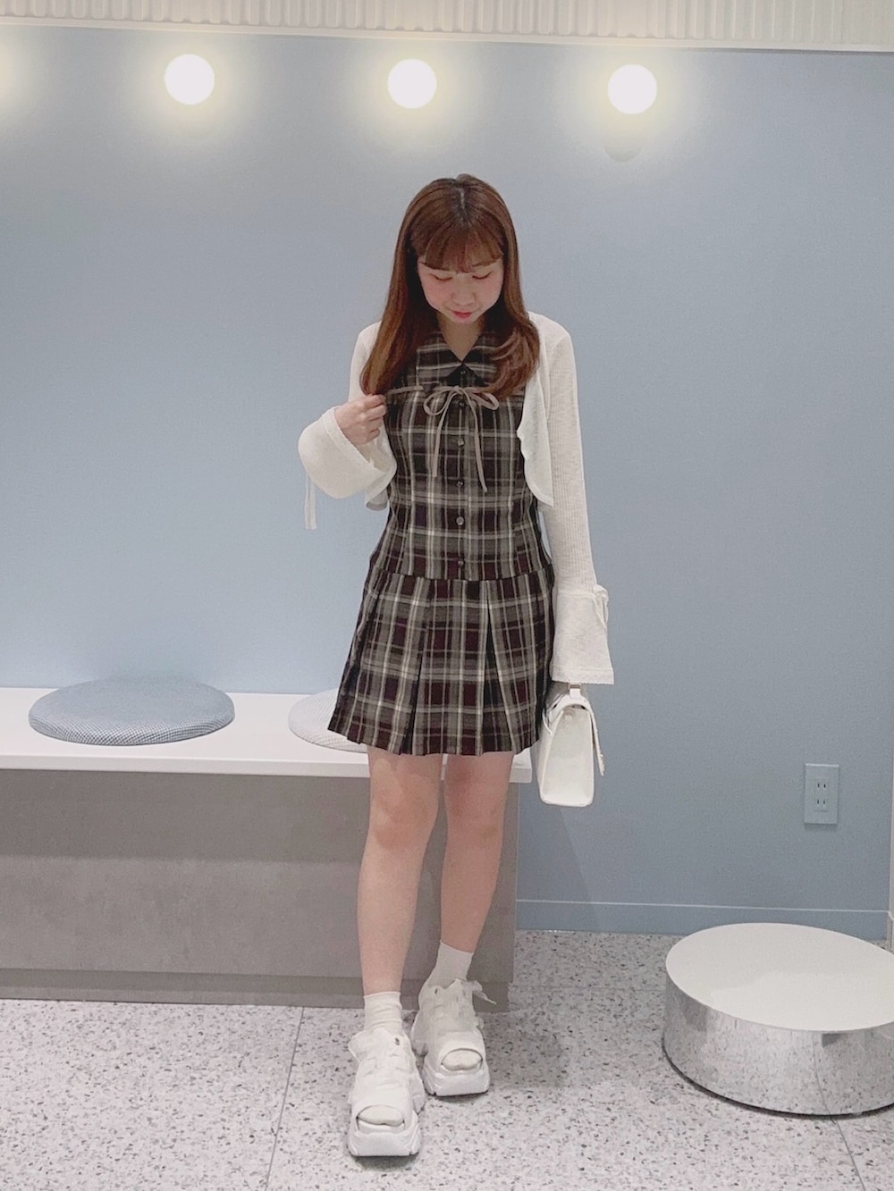 「夏コーデ、夏、ワンピース、ミニワンピース、ミニワンピ、サンダル、サンダルコーデ、バッグ、ボレロ、羽織り、低身長、低身長コーデ、骨格ウェーブ、デートコーデ、おしゃれさんと繋がりたい」｜「OLIVE des OLIVEのエメリスタッズ付きケリーバッグ（ショルダーバッグ、ホワイト系）」を使った、chinamiさん（骨格ウェーブ・レディース・152cm）の夏コーディネートの2枚目の写真