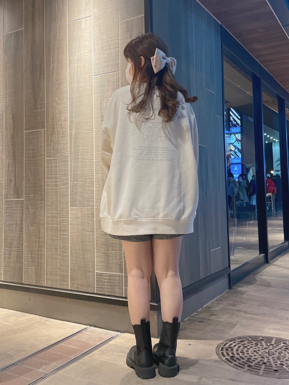 ホワイト系のスウェットを着用したレディースの冬コーディネートの4枚目の写真