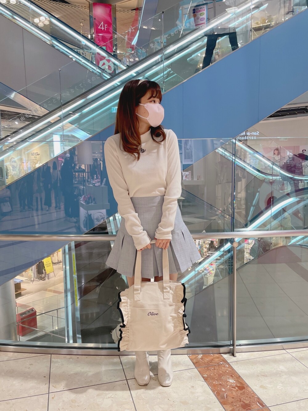 ホワイト系のトートバッグ、ホワイト系のTシャツ/カットソー、ブルー系のスカートを着用したレディースの春コーディネートの3枚目の写真