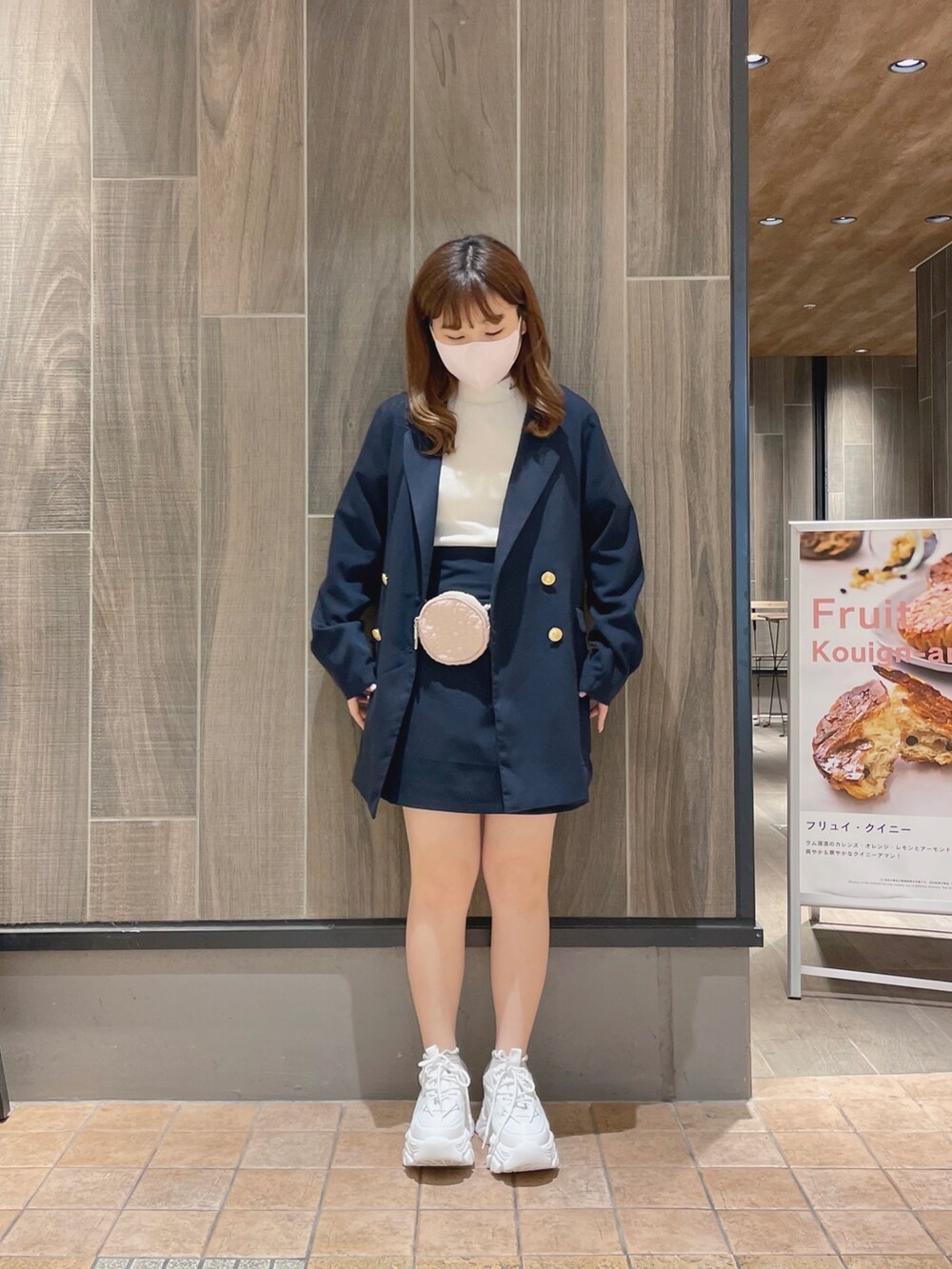 ブルー系のテーラードジャケット、ホワイト系のTシャツ/カットソー、ブルー系のスカートを着用したレディースの春コーディネートの3枚目の写真