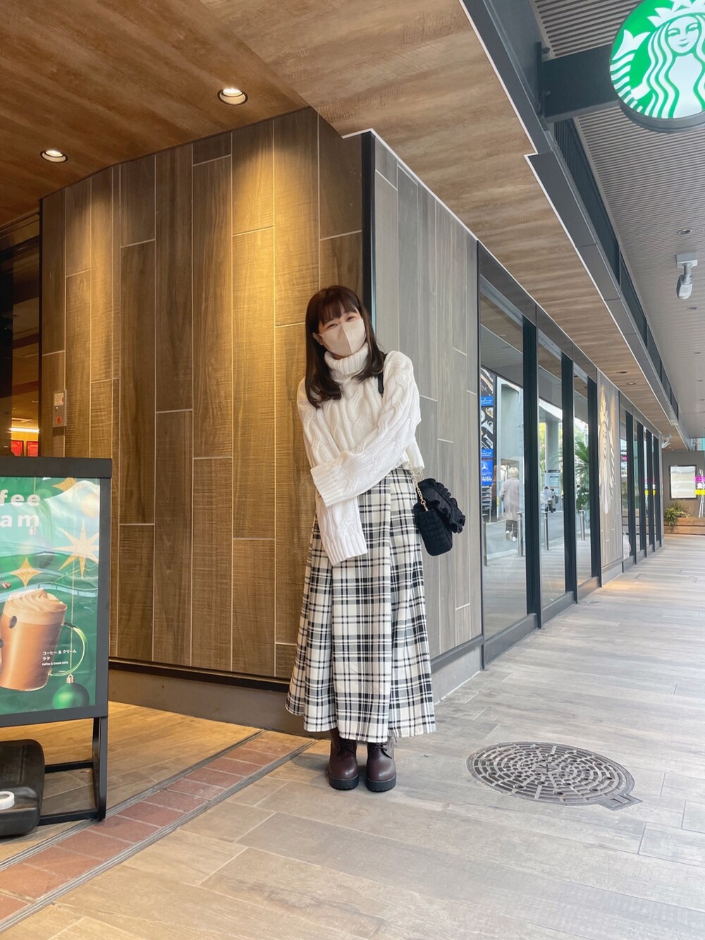 ホワイト系のニット/セーター、その他のスカート、ブラウン系のブーツを着用したレディースの冬コーディネートの3枚目の写真