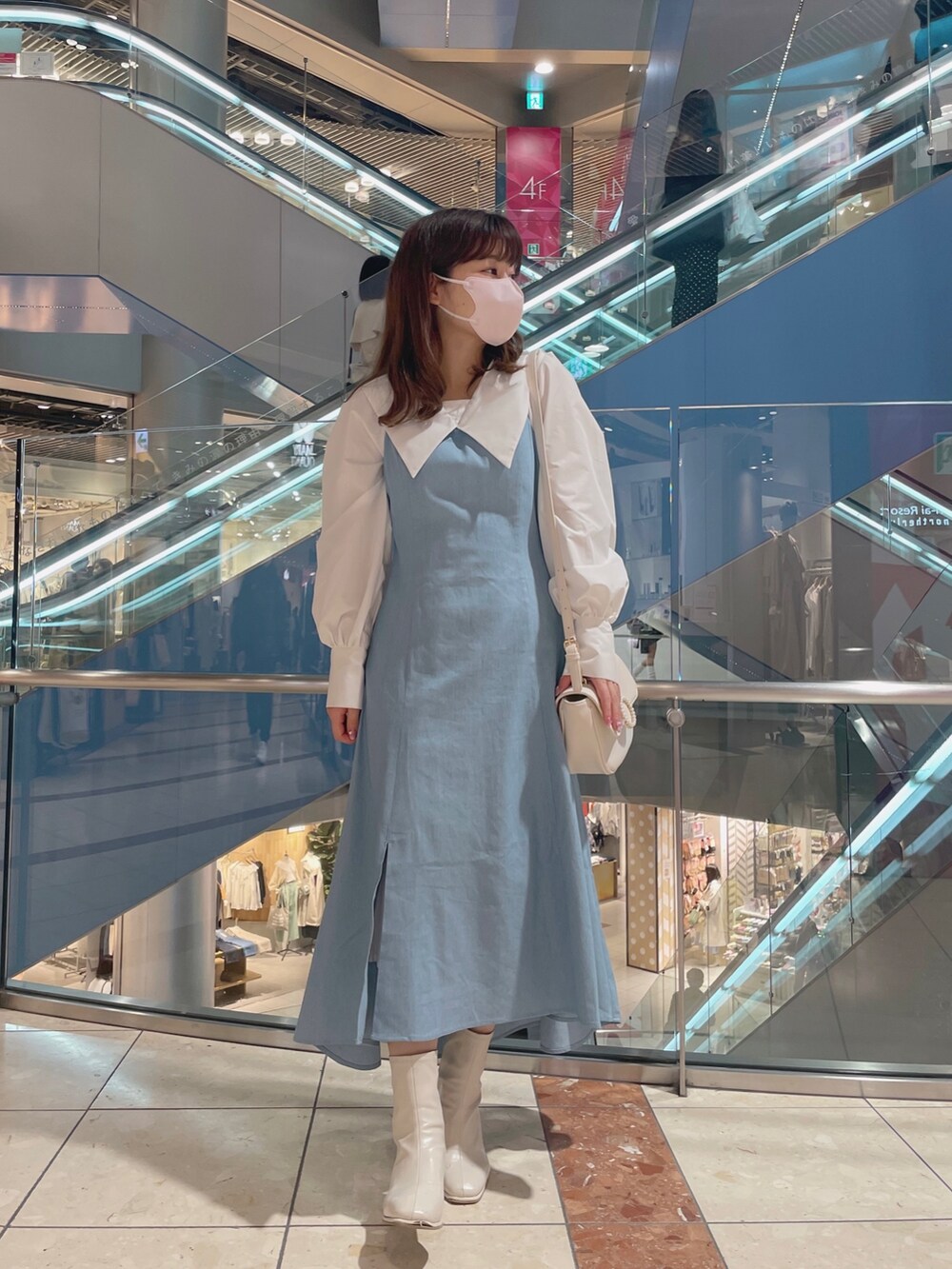 その他のワンピース、ホワイト系のショルダーバッグを着用したレディースの冬コーディネートの2枚目の写真