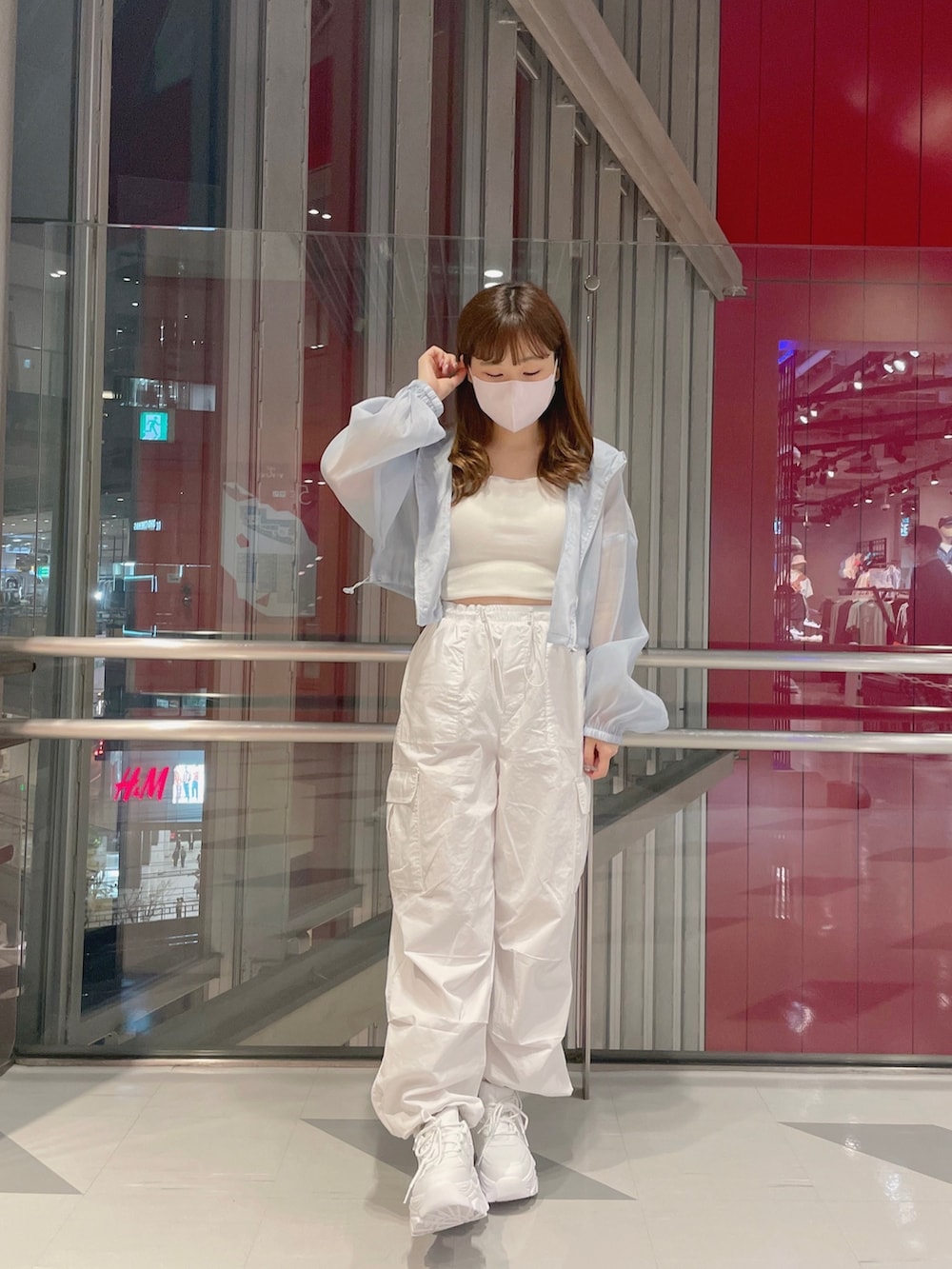 ブルー系のジャケット/アウター、ホワイト系のカーゴパンツ、ホワイト系のキャミソールを着用したレディースの春コーディネートの2枚目の写真