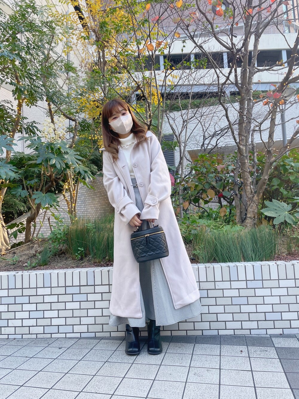 「冬コーデ、タートルネック、クリスマスに着たい服、ロングブーツ、アウターコーデ、クリスマスコーデ、冬のコーデ」｜「OLIVE des OLIVEのアイテム（ステンカラーコート、ホワイト系）」を使った、chinamiさん（レディース・152cm）の冬コーディネートの3枚目の写真