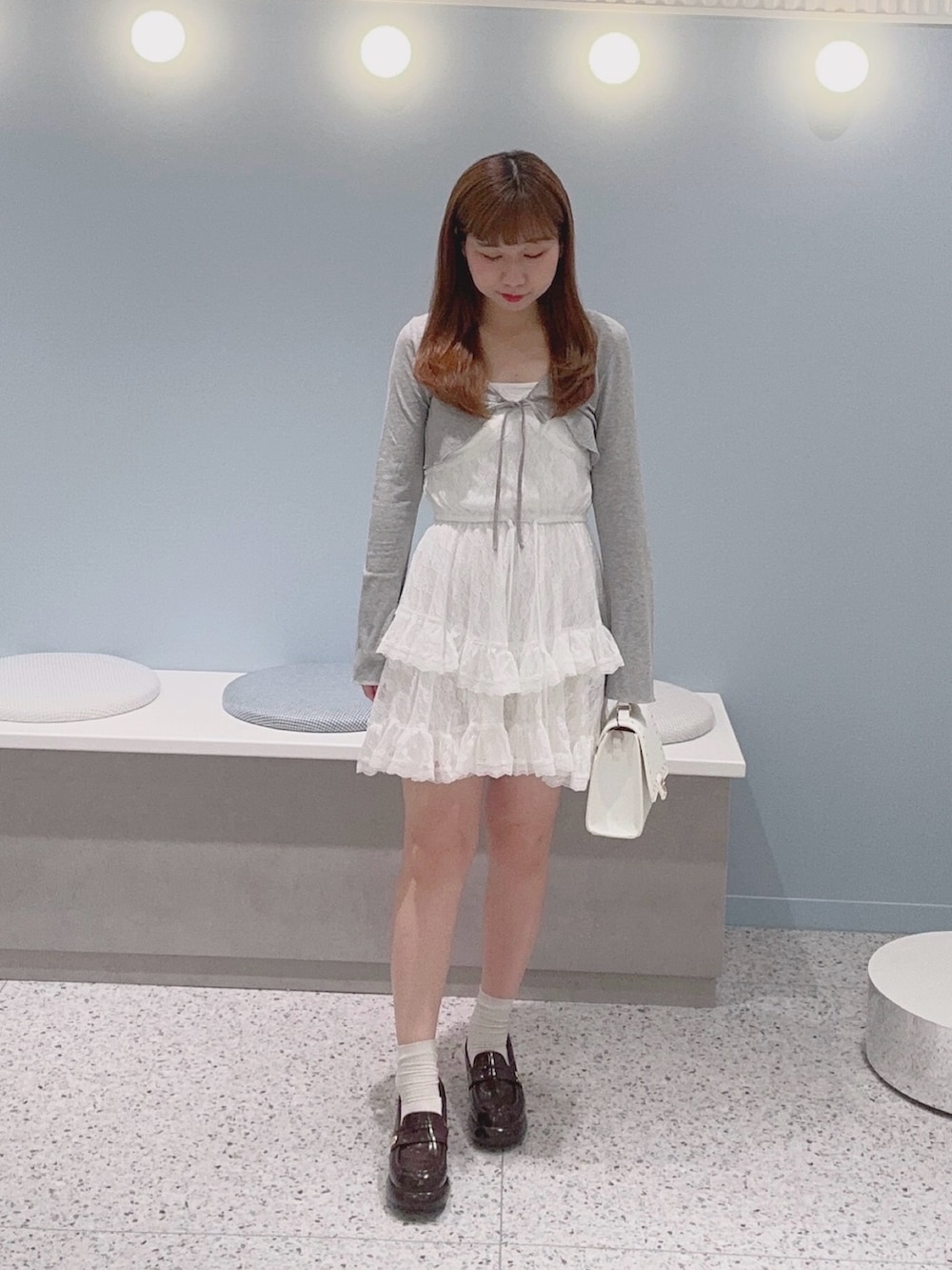 ホワイト系のワンピース、ブラウン系のローファー、ホワイト系のショルダーバッグを着用したレディースの夏コーディネートの2枚目の写真