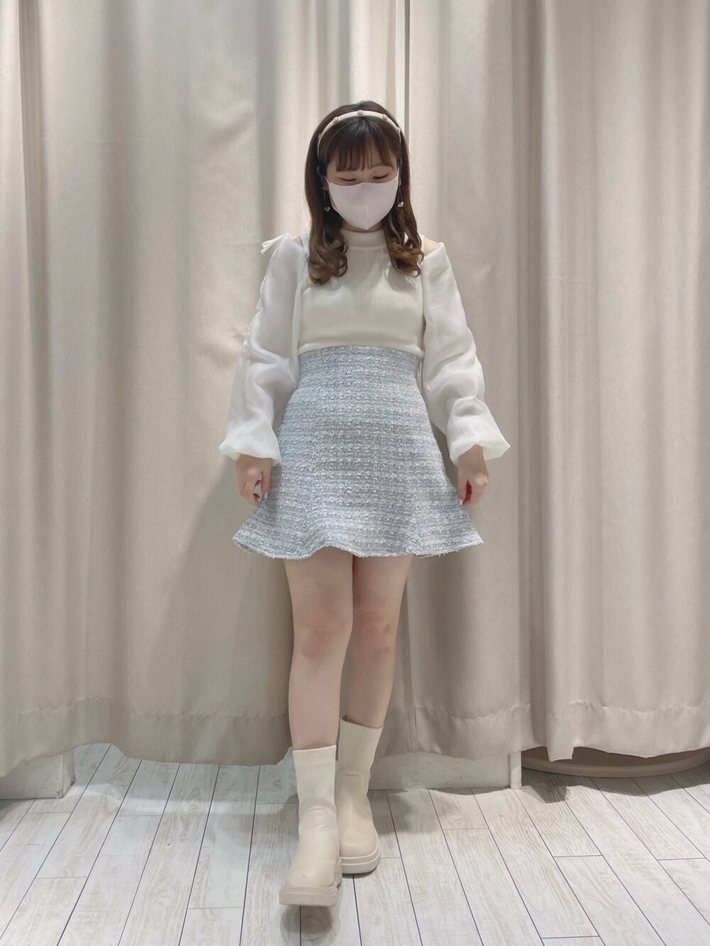 ホワイト系のニット/セーター、ブルー系のスカートを着用したレディースの冬コーディネートの5枚目の写真